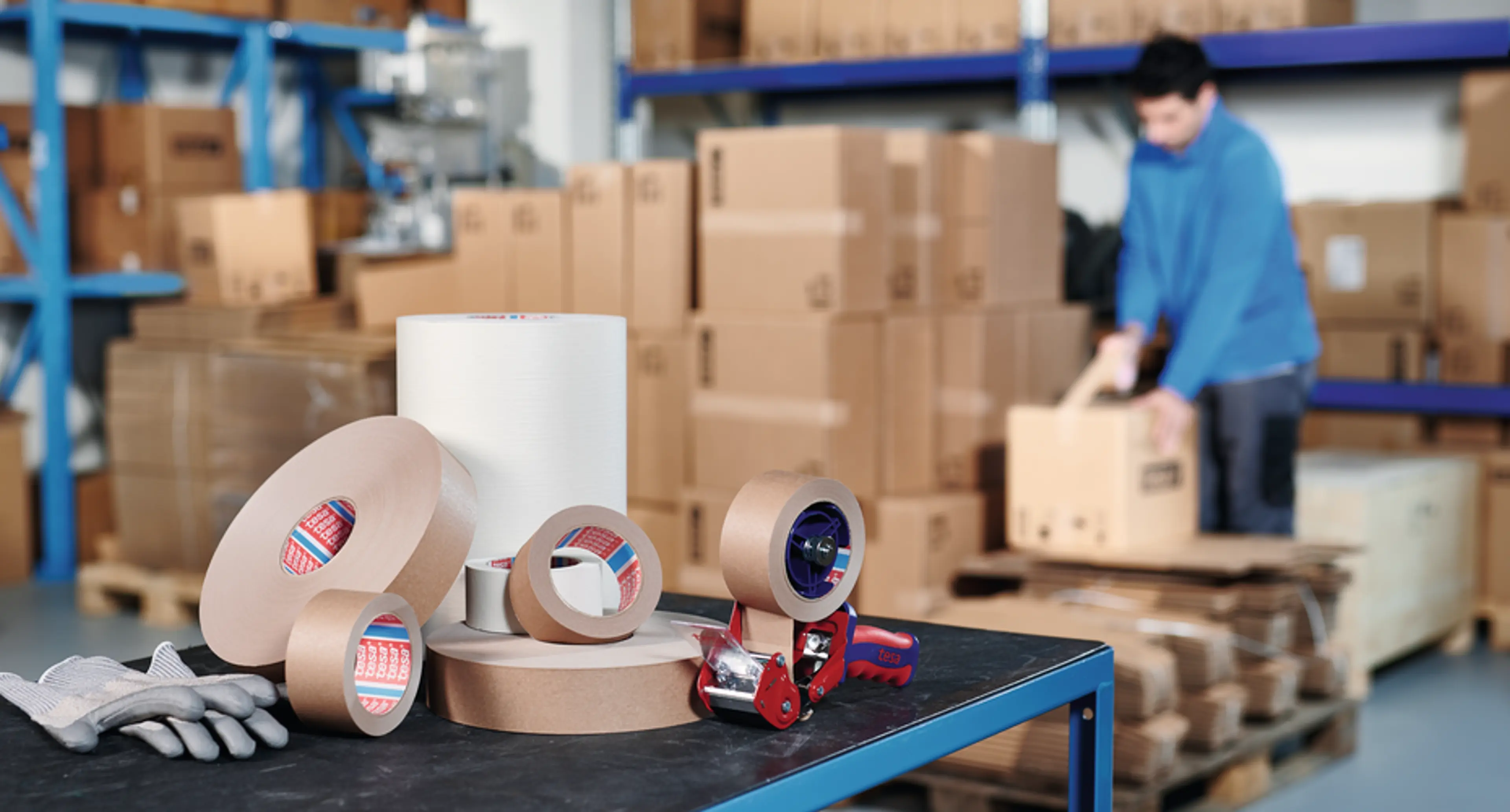 Papirtape i ruller på et lager