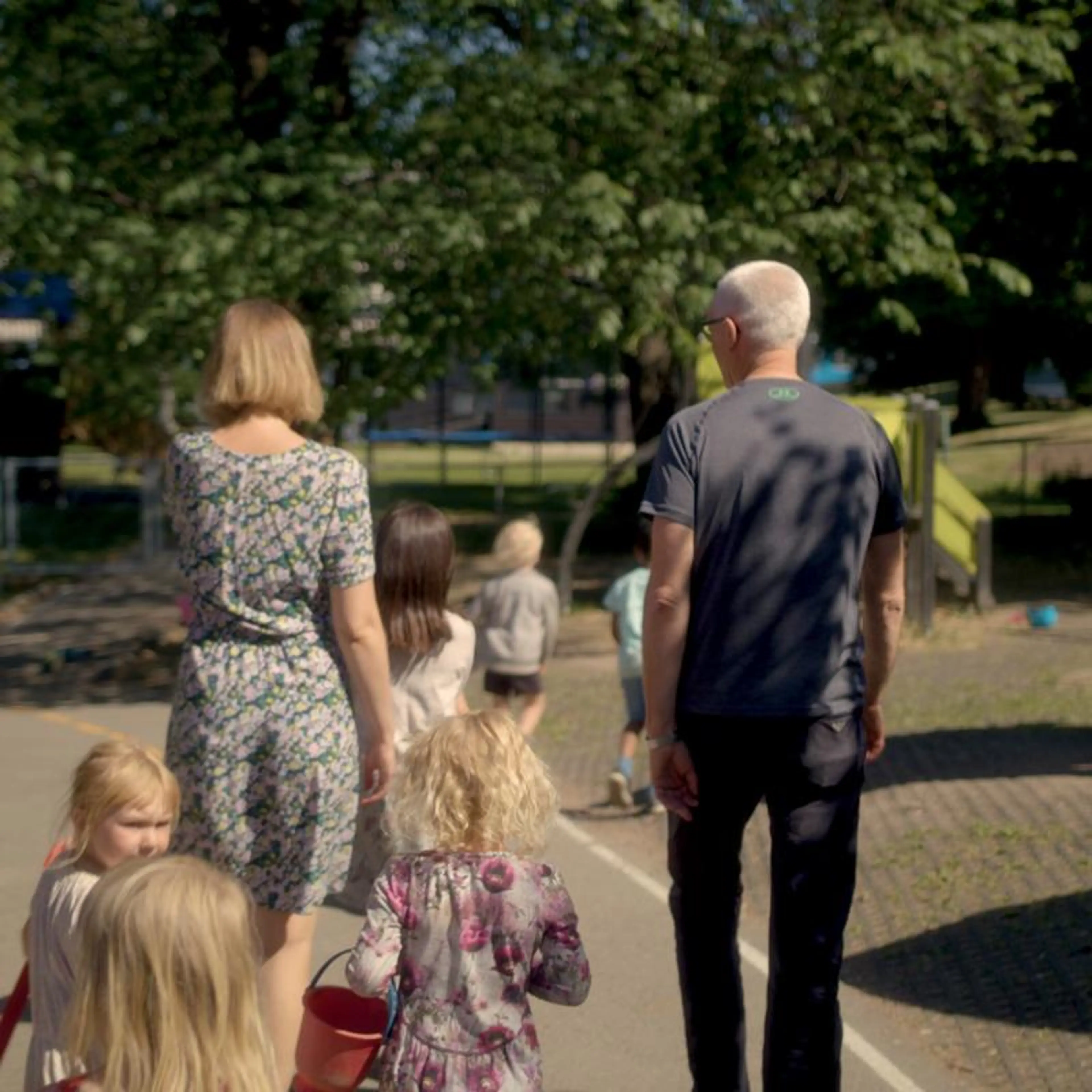Barn som går på rekke i en barnehage