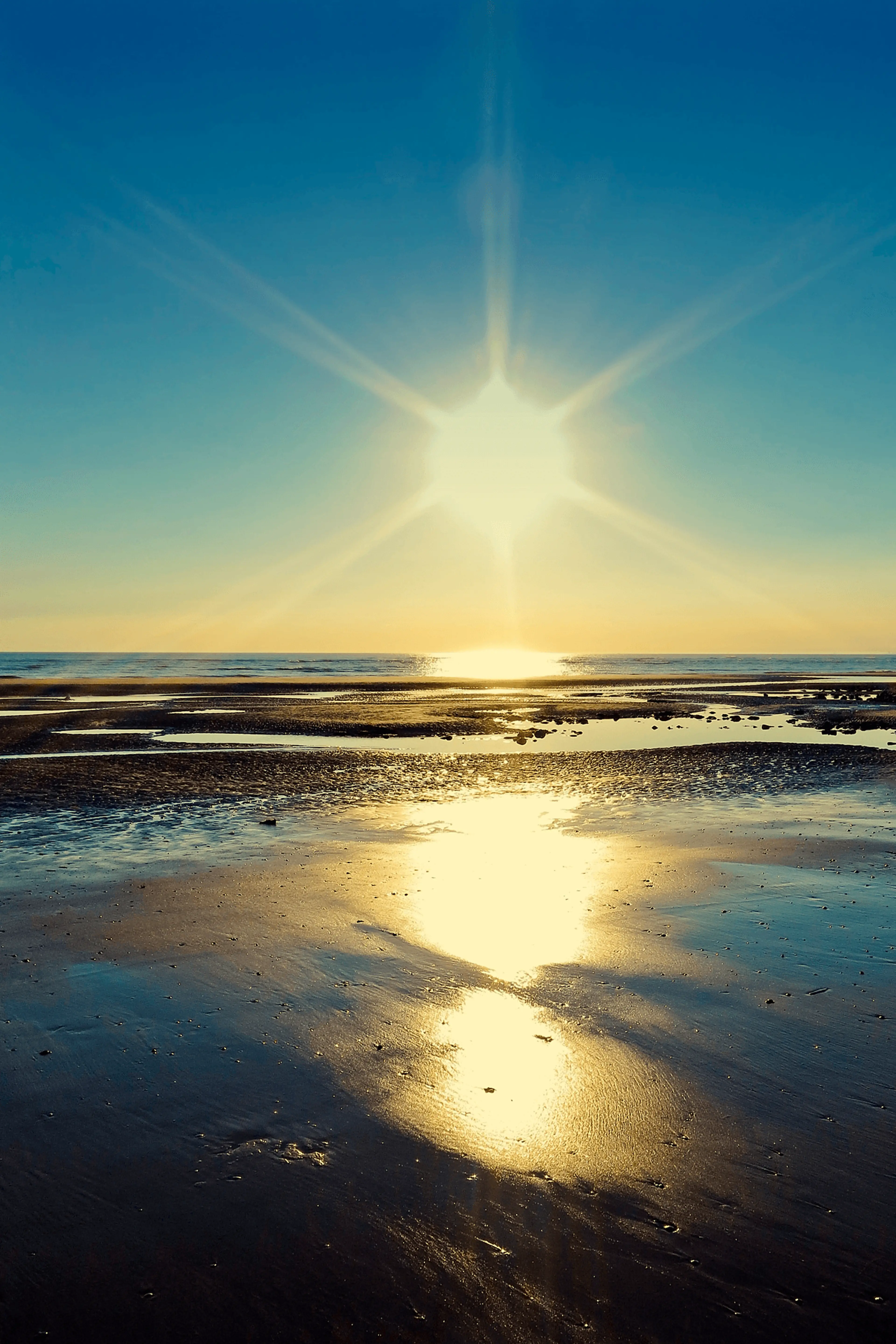 Sola som skinner over havet