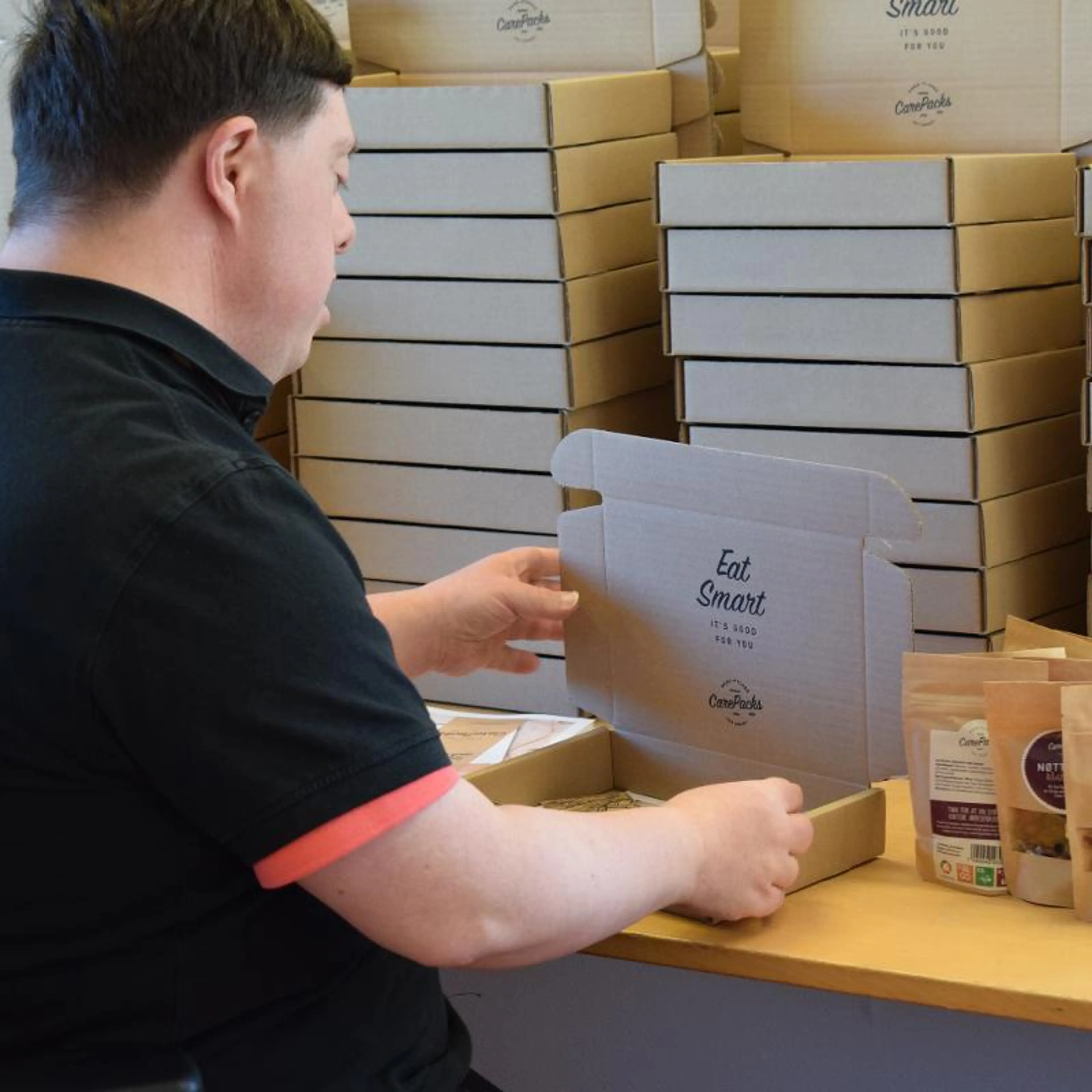Mann som pakker CarePacks