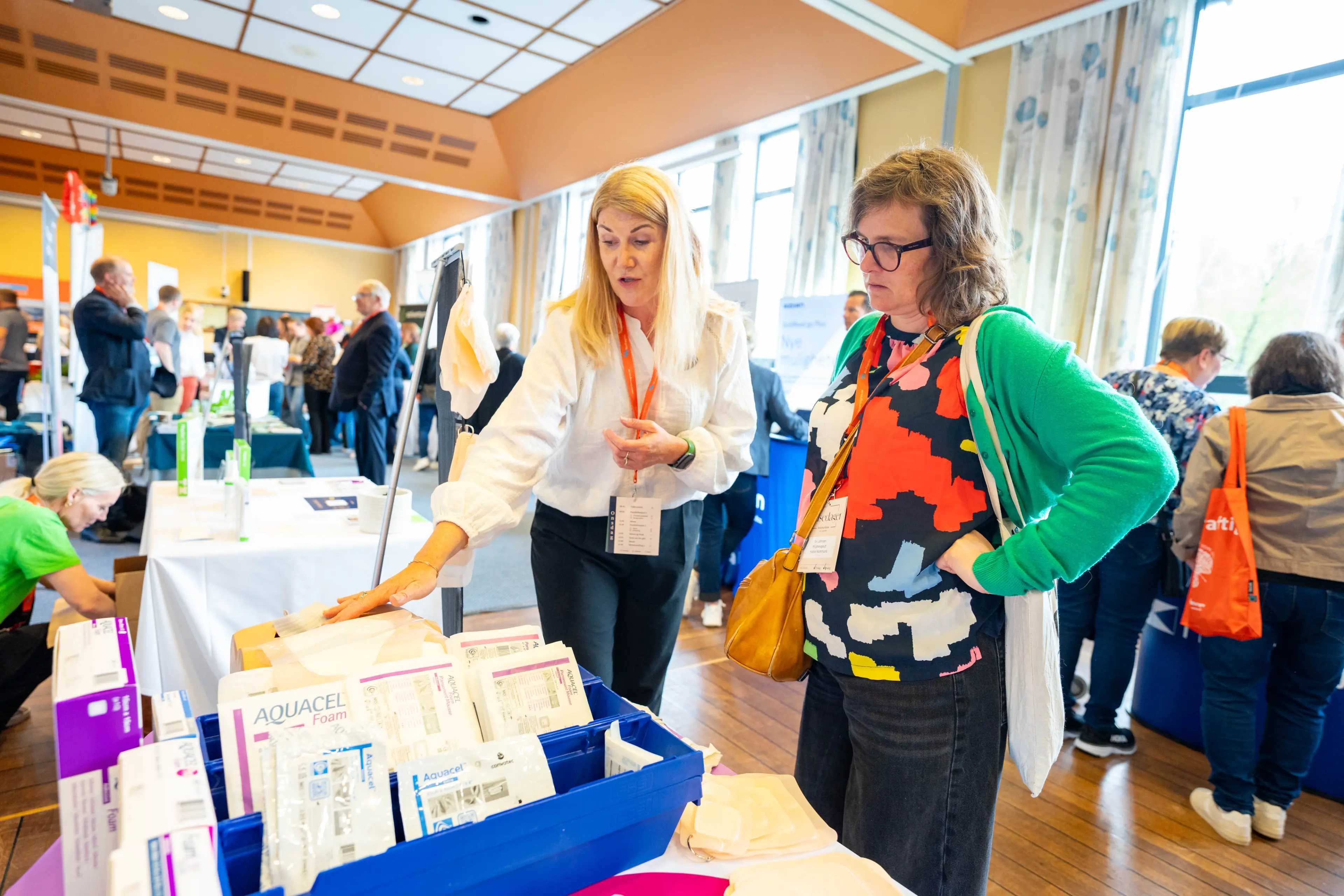 Representant fra Convatec presenterer produkter innen sårbehandling til deltaker under Helsedagene 2025.