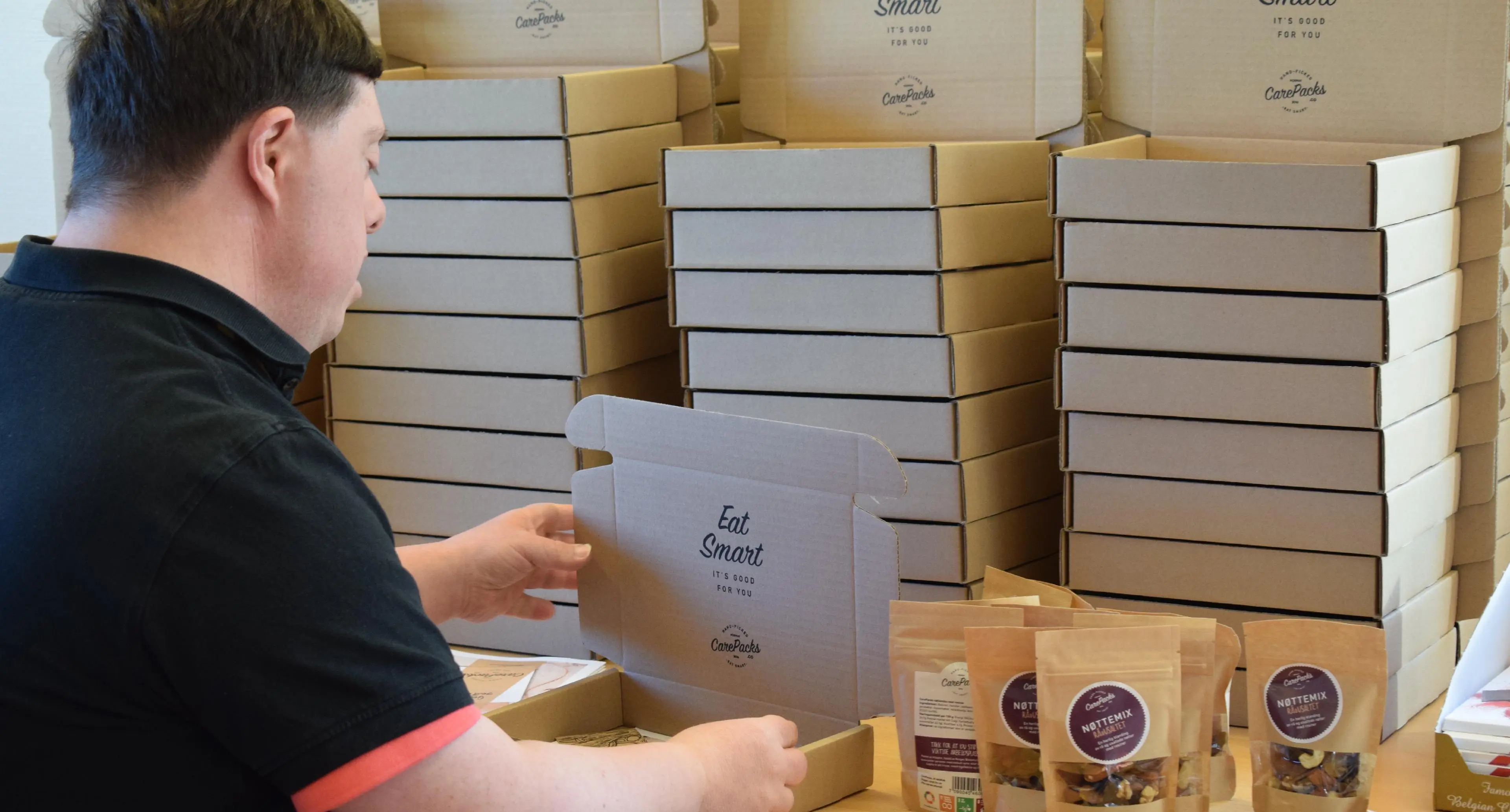 Mann som pakker CarePacks