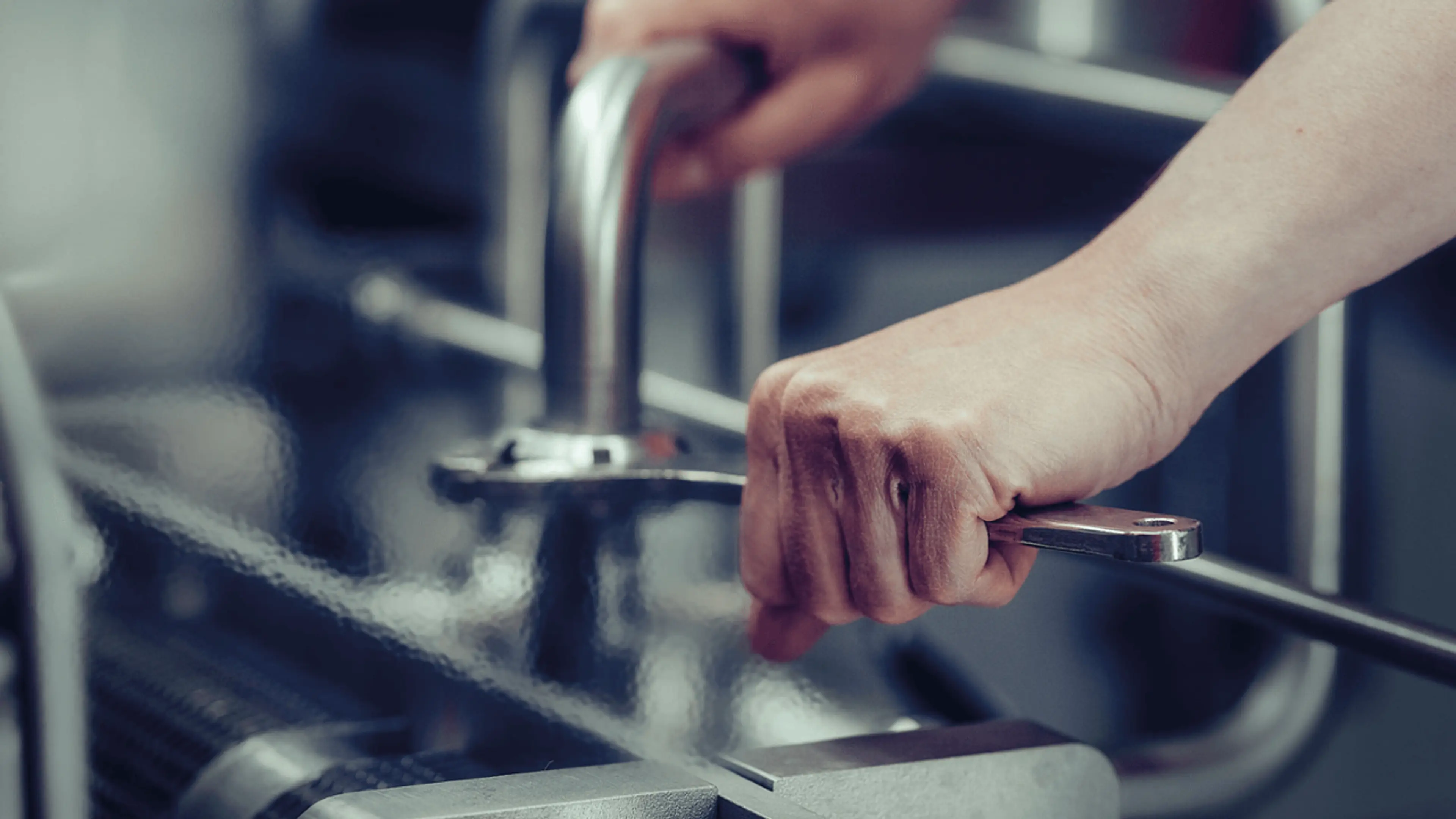 Mann som bruker en fastnøkkel