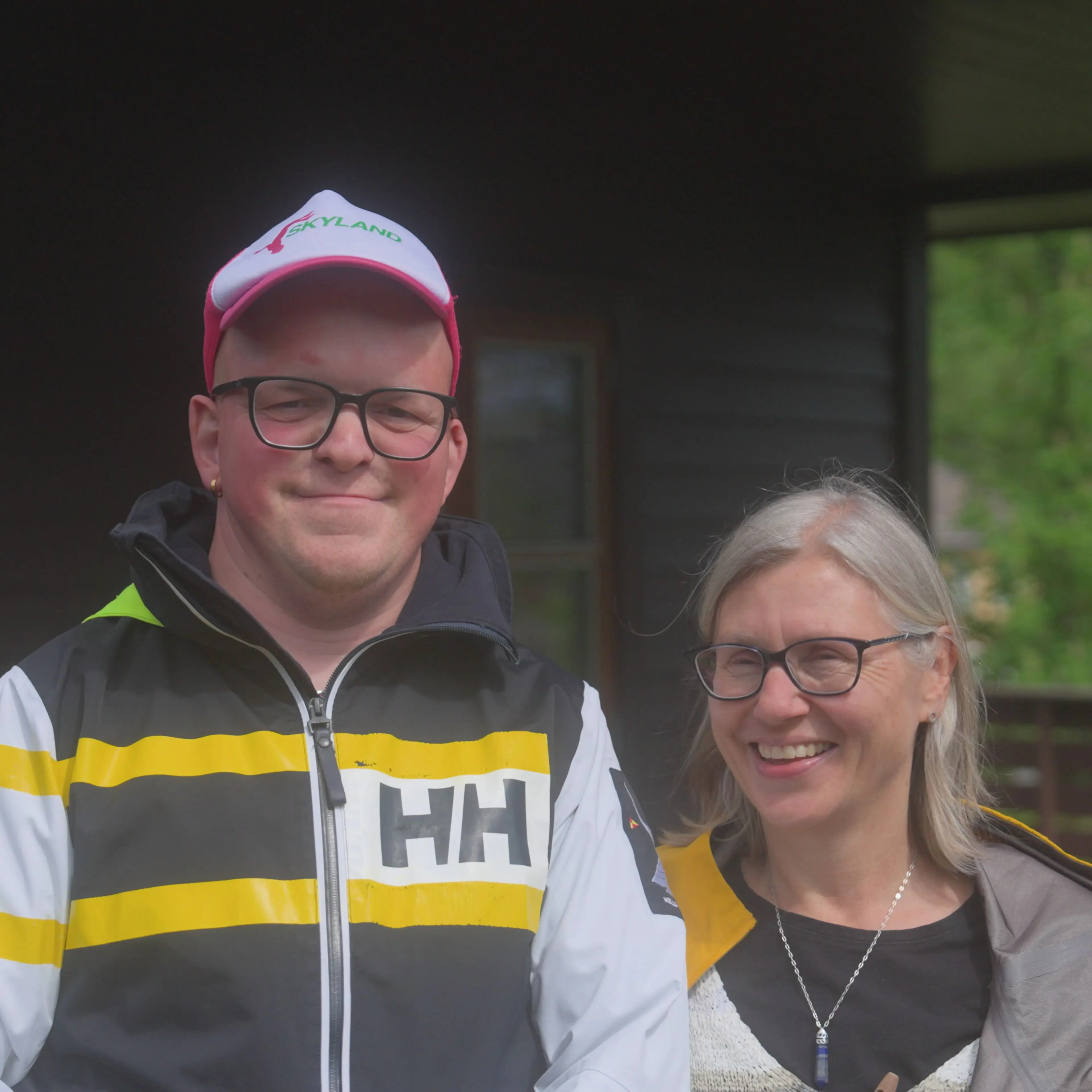 Personer ser på kamera og smiler
