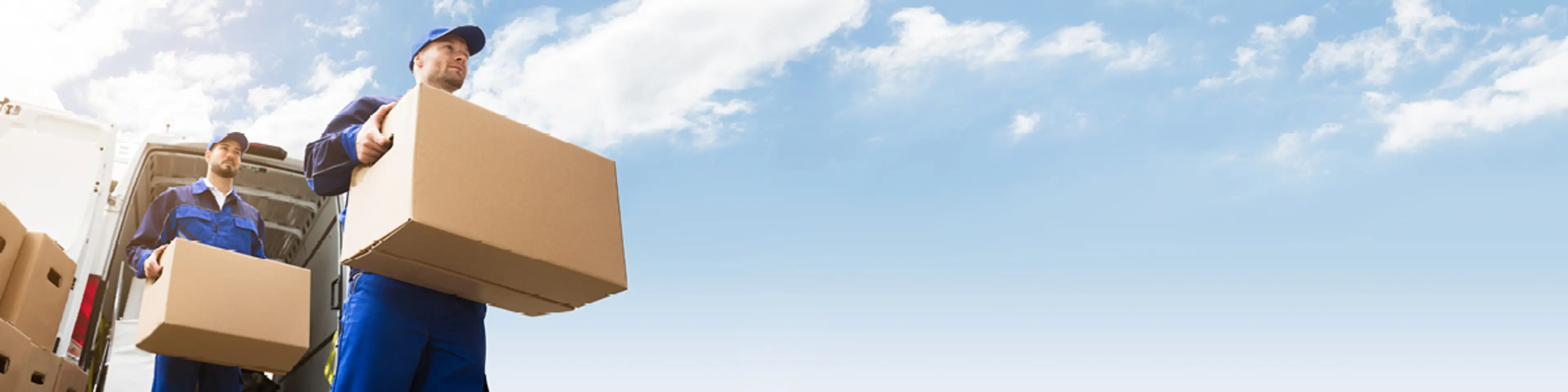 menn som bærer esker