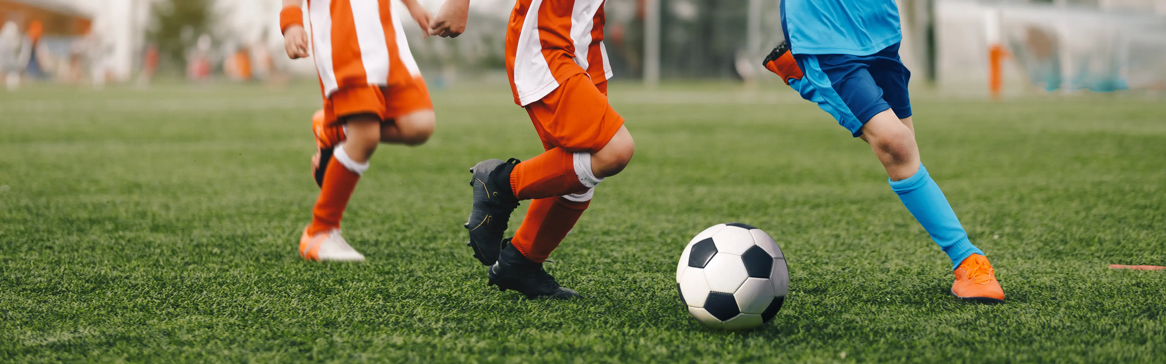 Fotballbane med barn