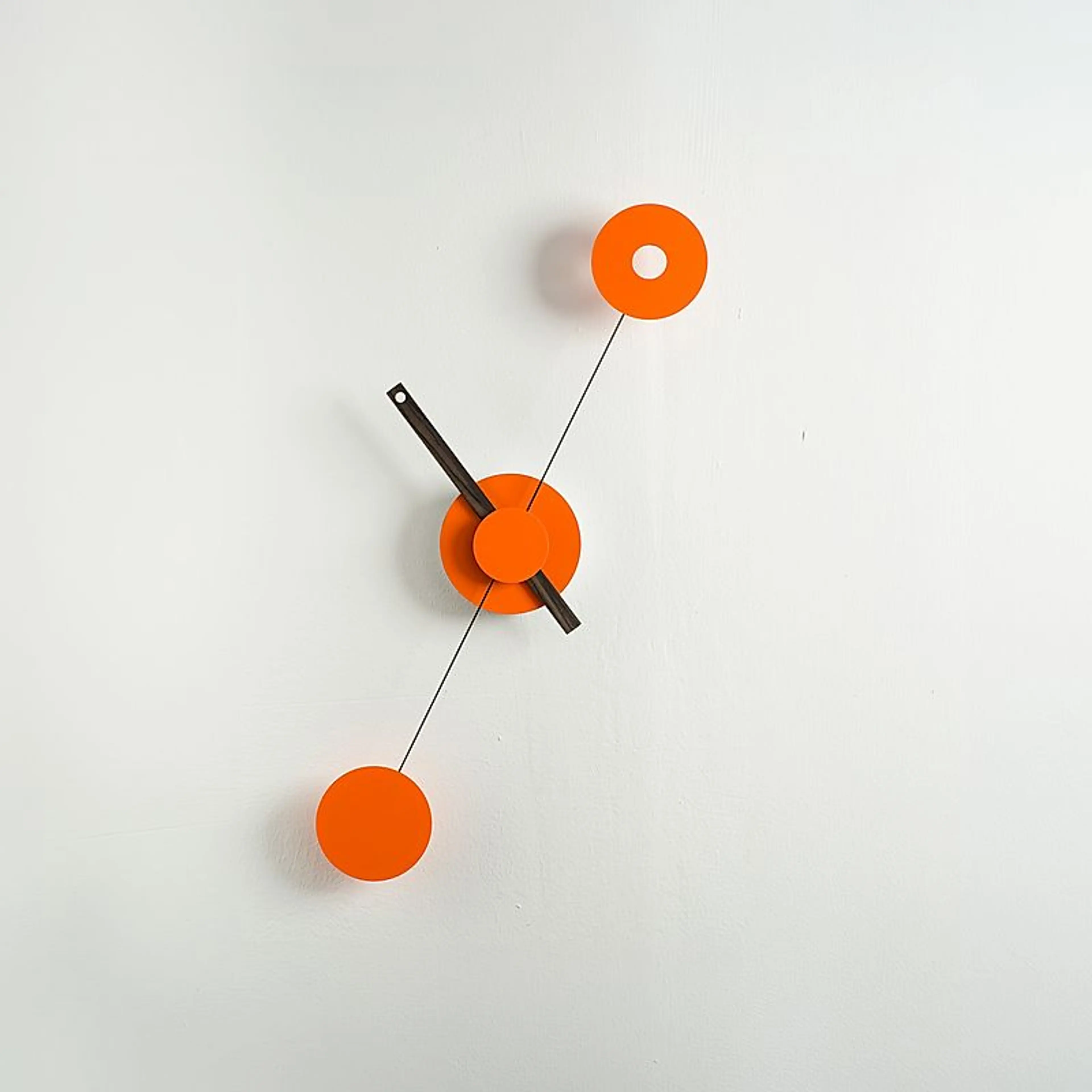 Minimalistisk klokke på vegg