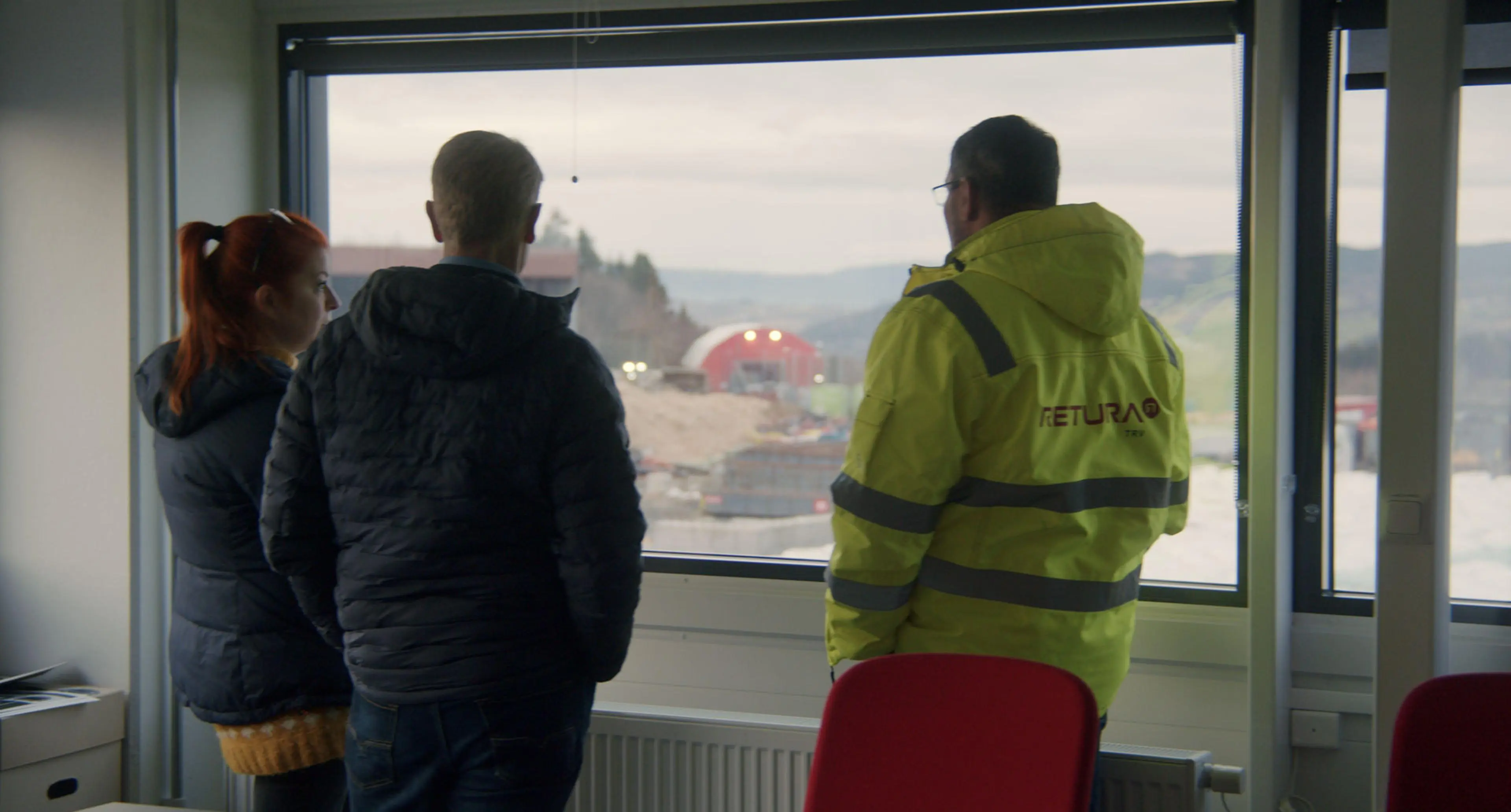 Personer ser ut over gjennvinningsanlegget til Retura i Trondheim