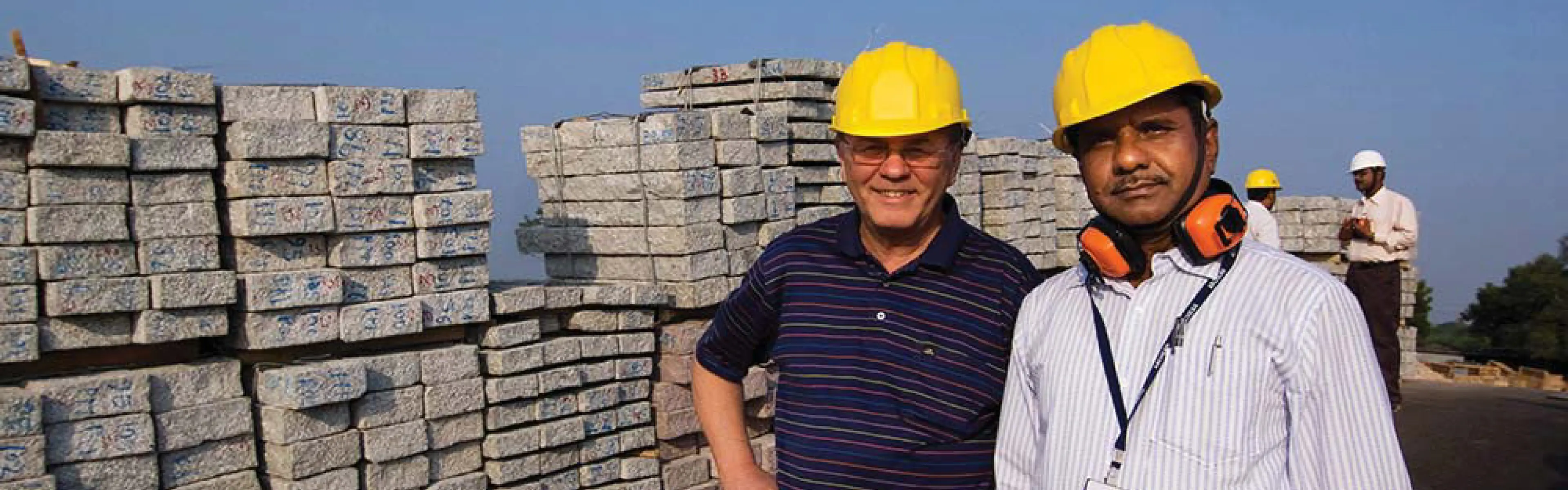 Personer står foran stabel med stein