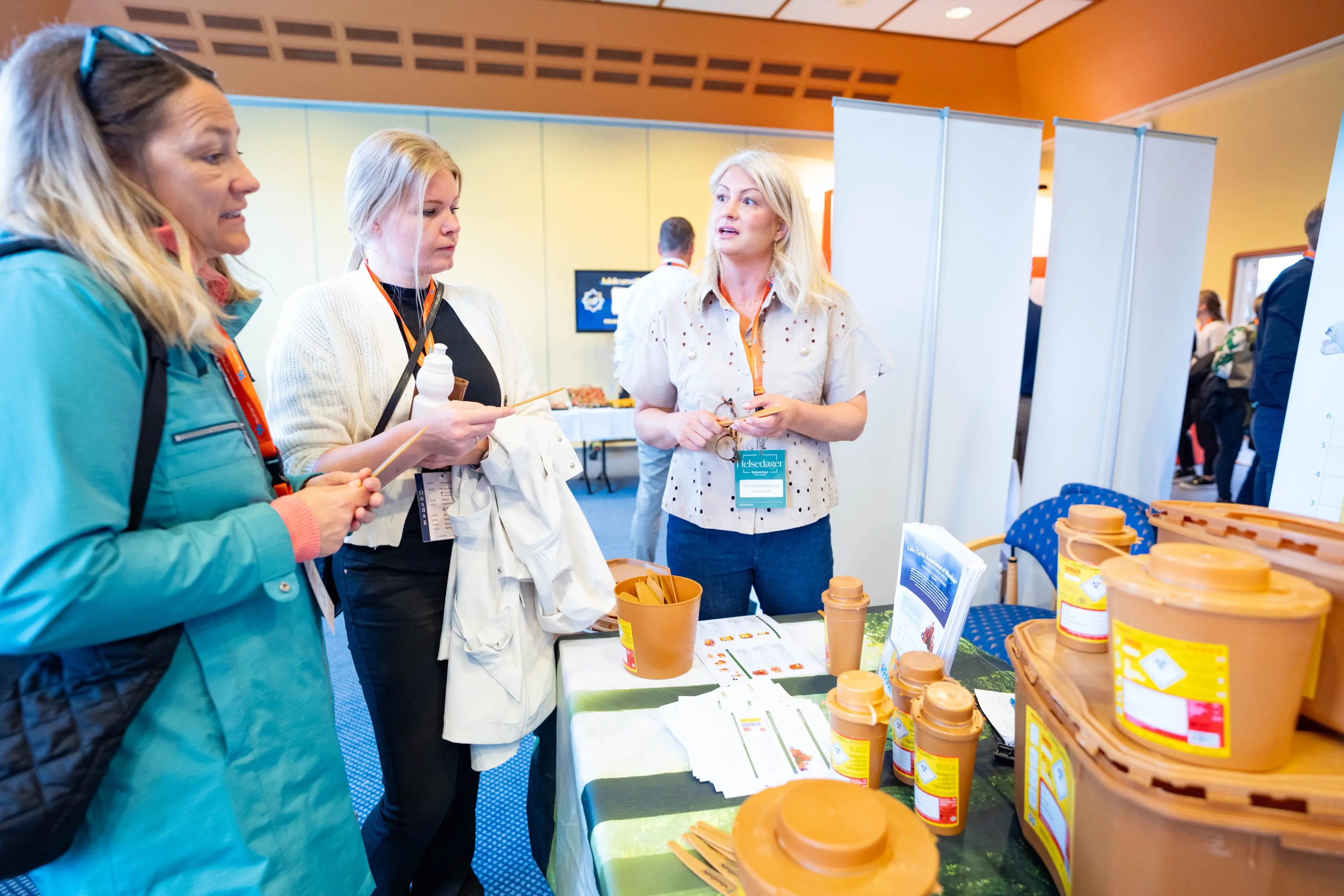 Anna-Karin Edlund fra Woodsafe presenterer produkter til messedeltakere under Helsedagene 2025.