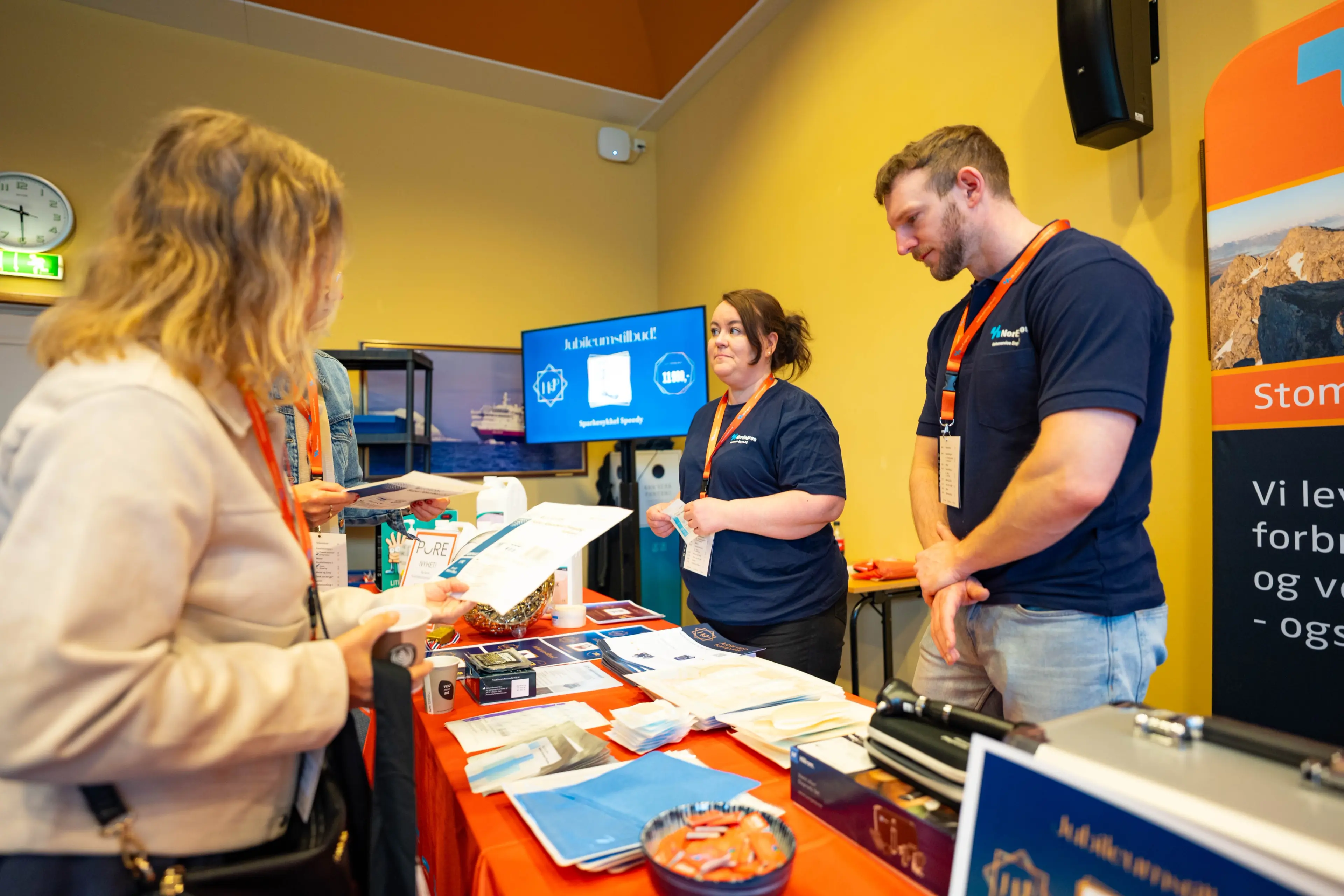 To ansatte i Helseservice snakker med kunder.