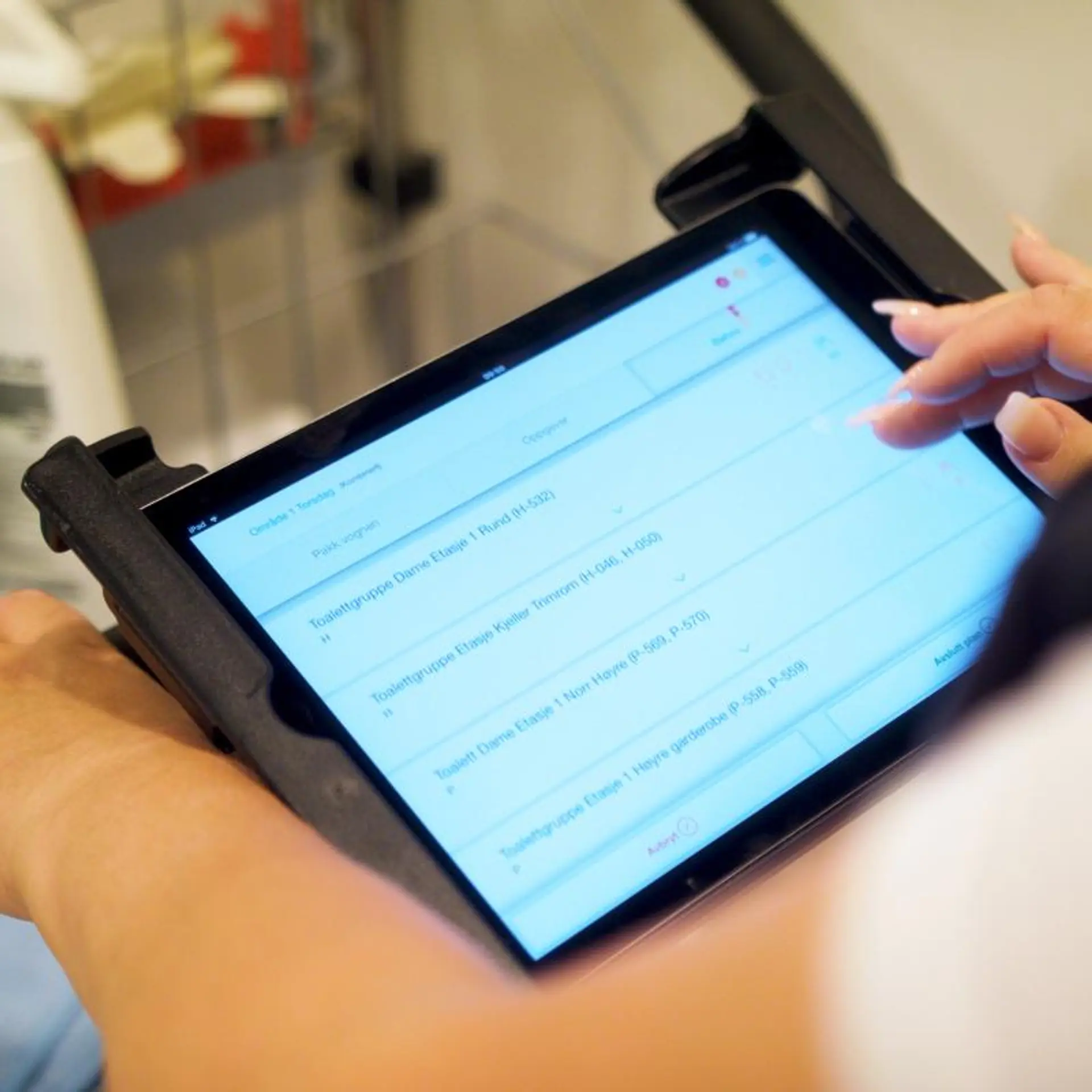 Ansatt trykker på Ipad