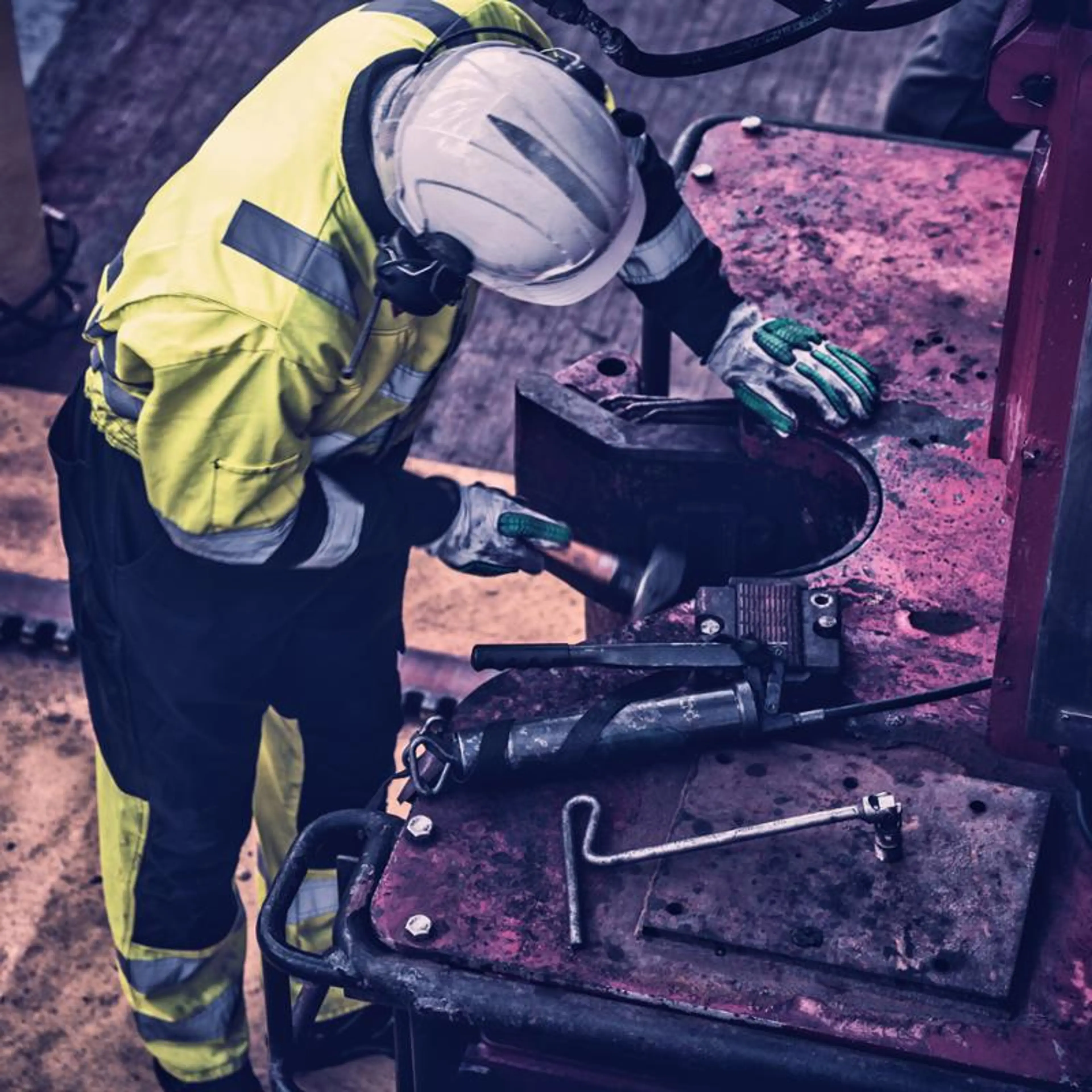 Granberg hansker i industrimiljø