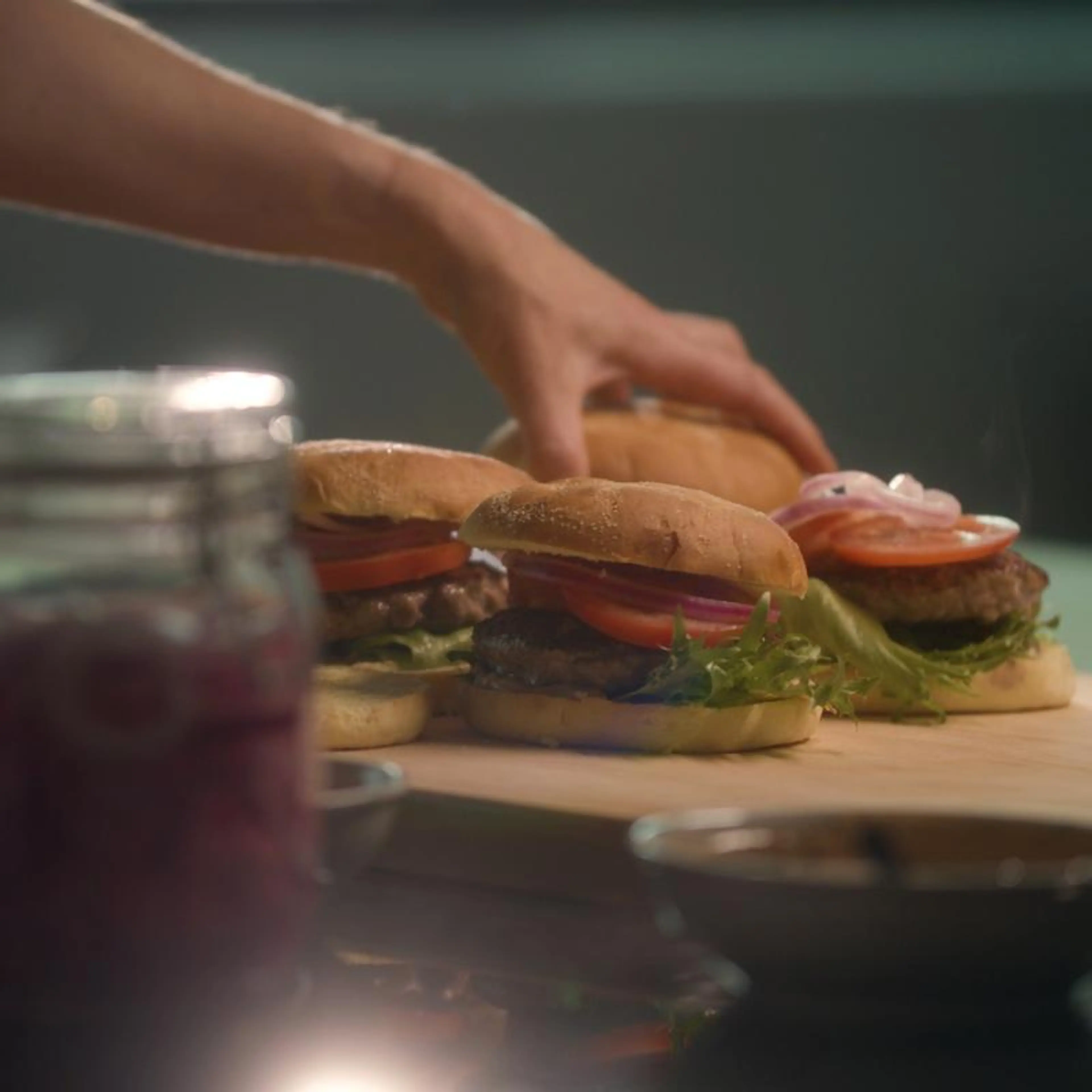 Kokk som tilbereder hamburgere