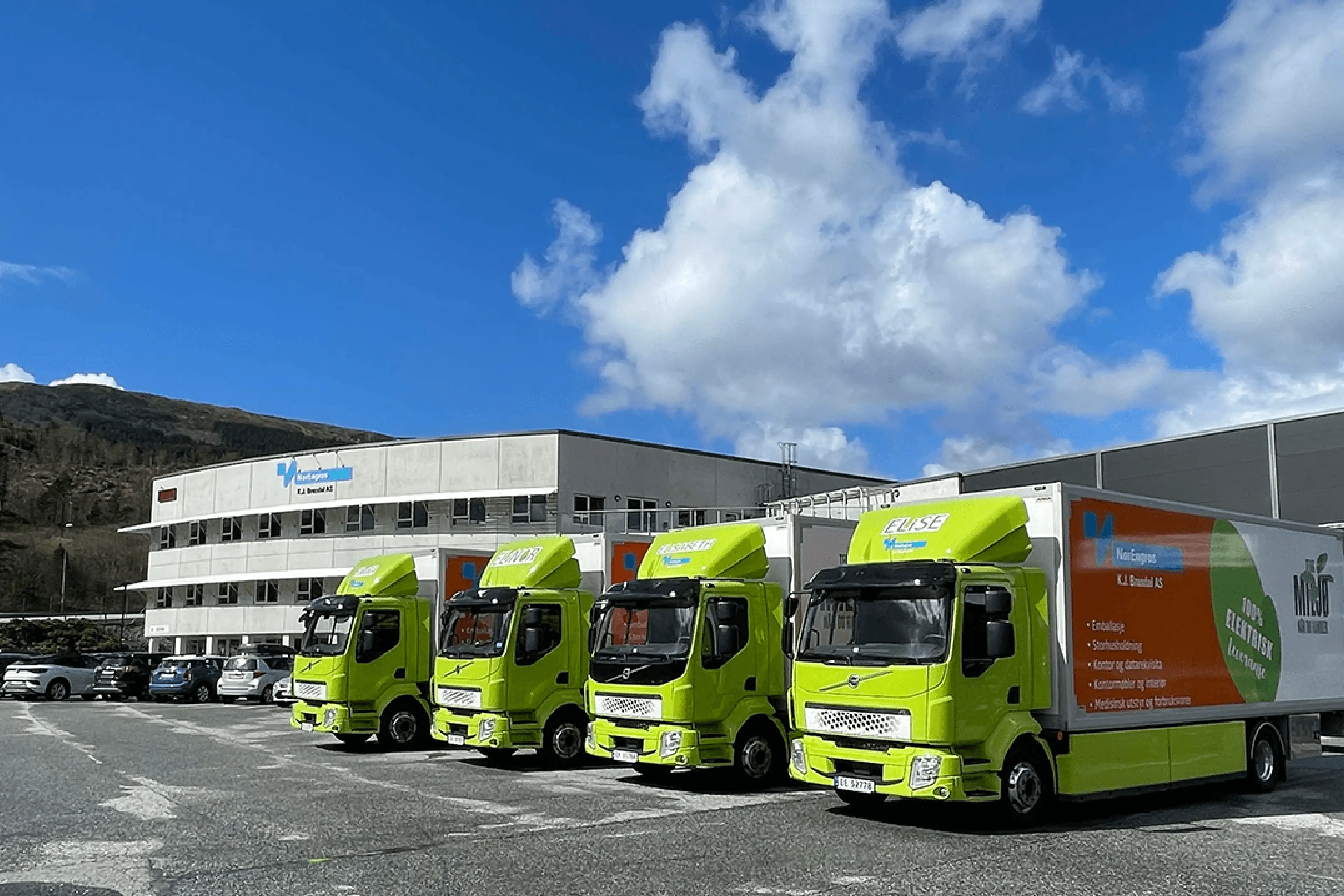 EL-lastebilder utenfor bygget til Norengros i Arna