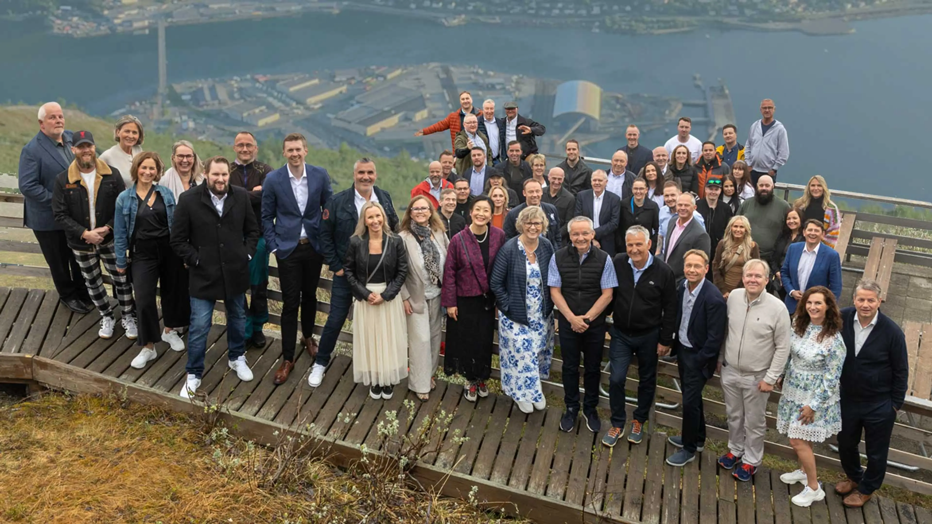 Et kollasj med bilder av ansatte
