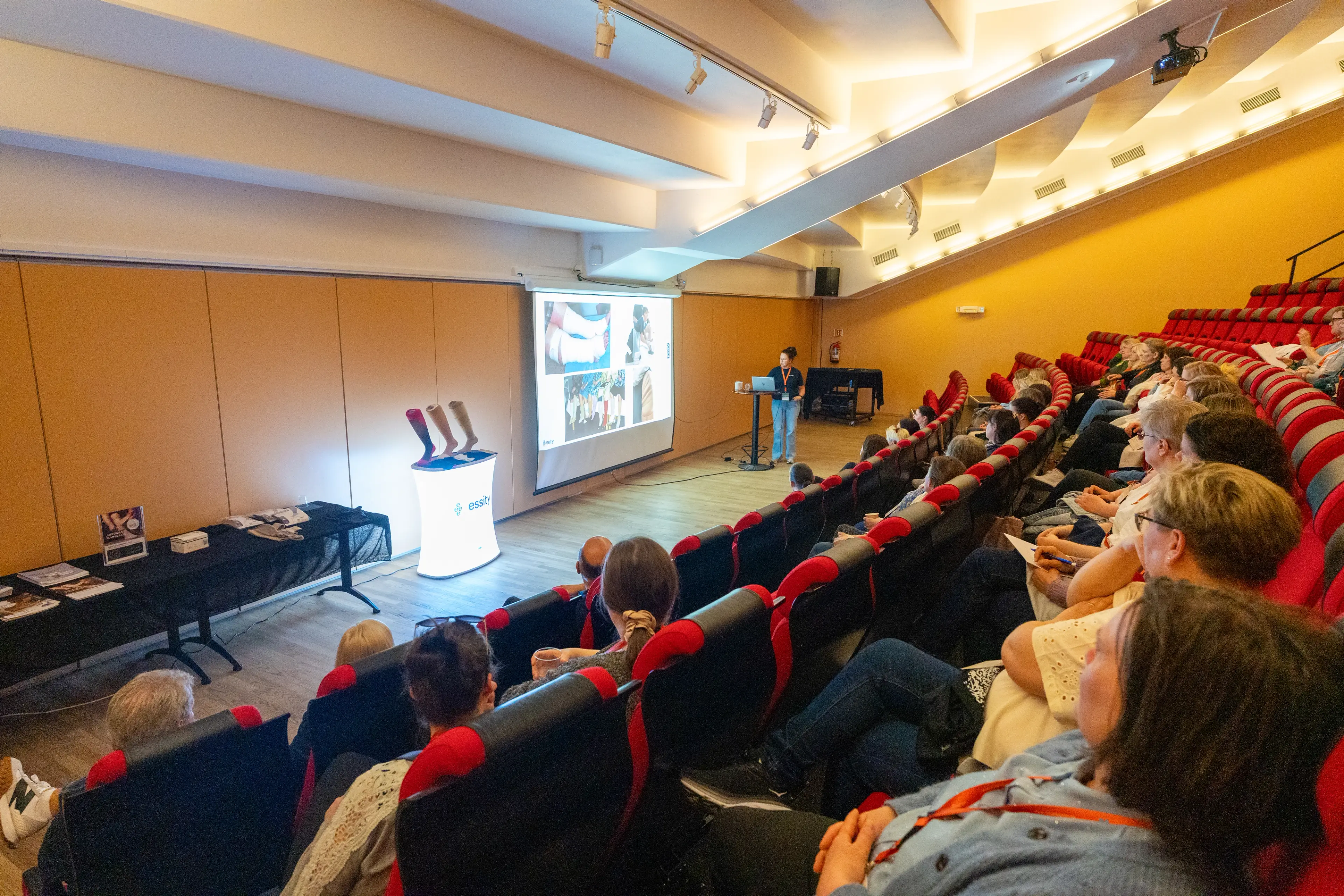 Publikum ser på foredrag om kompresjon holdt av Essity