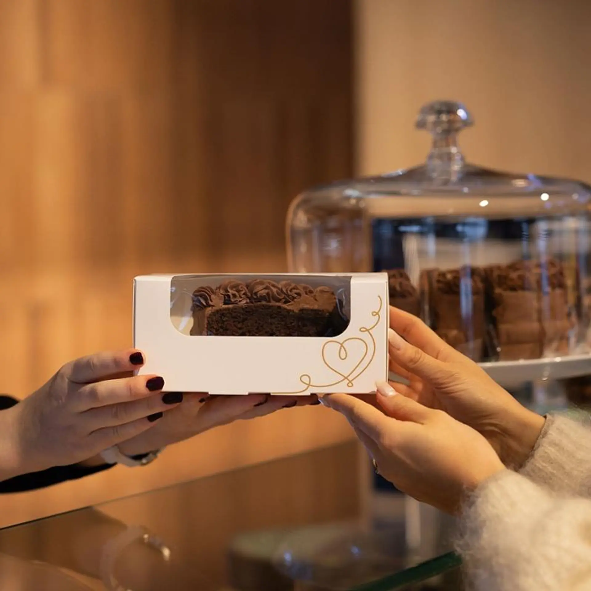 Serverer kake over disk i Stund kakeeske