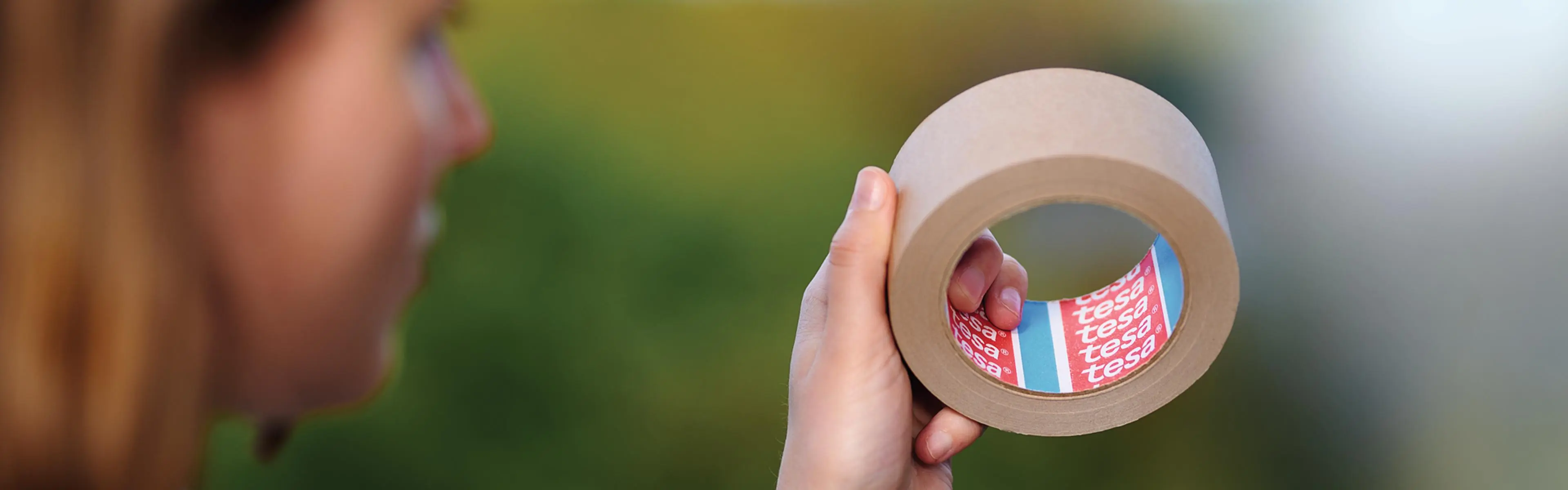 Dame holder tesa papirtape