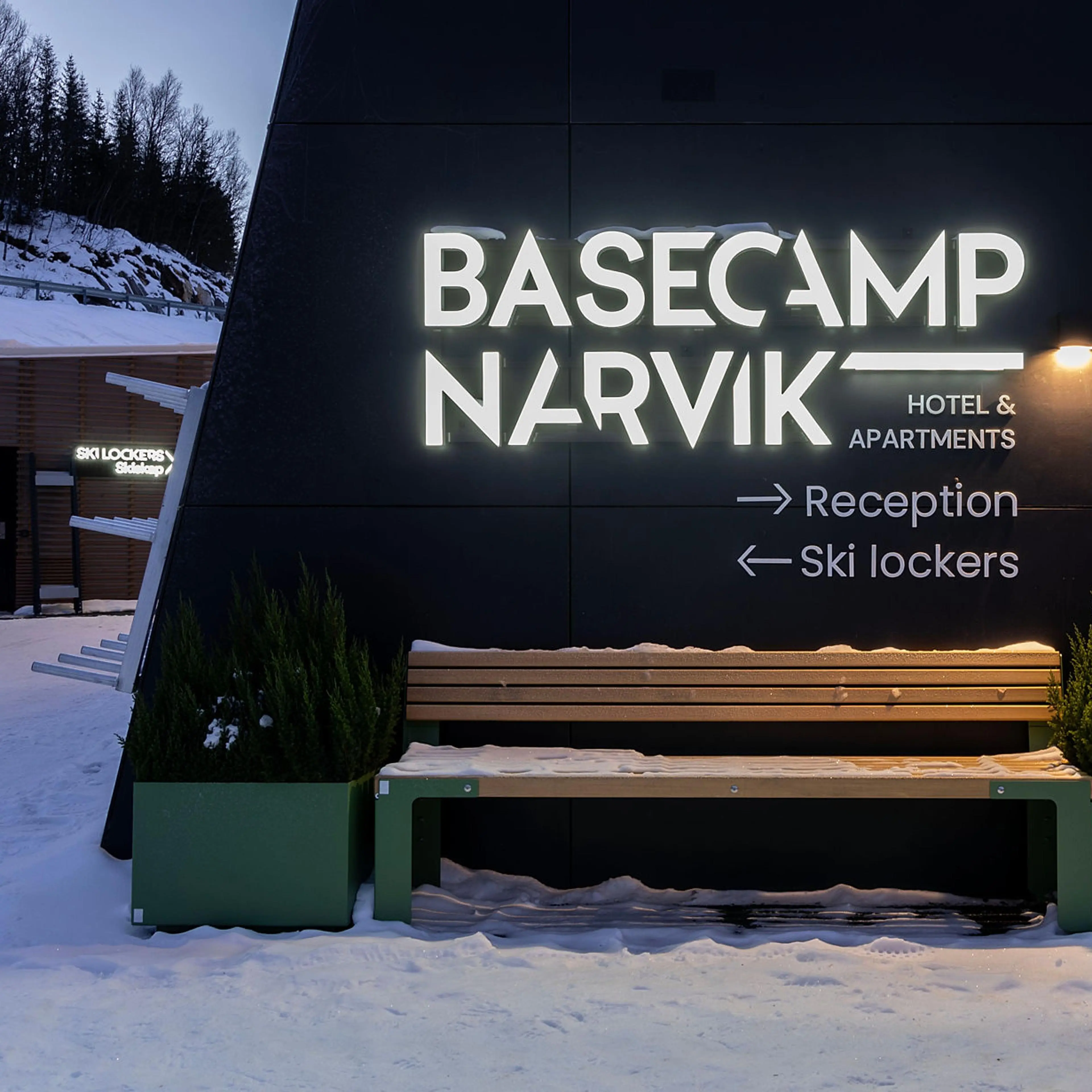 Skilt med Basecamp Narvik på fasade