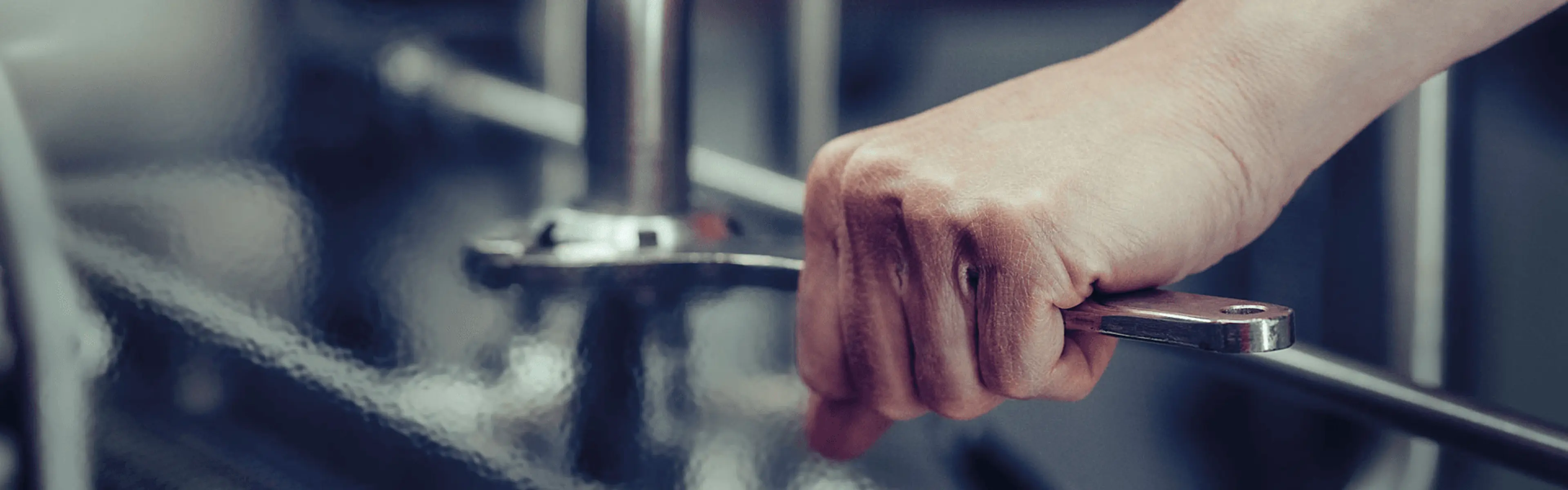 Mann som bruker en fastnøkkel