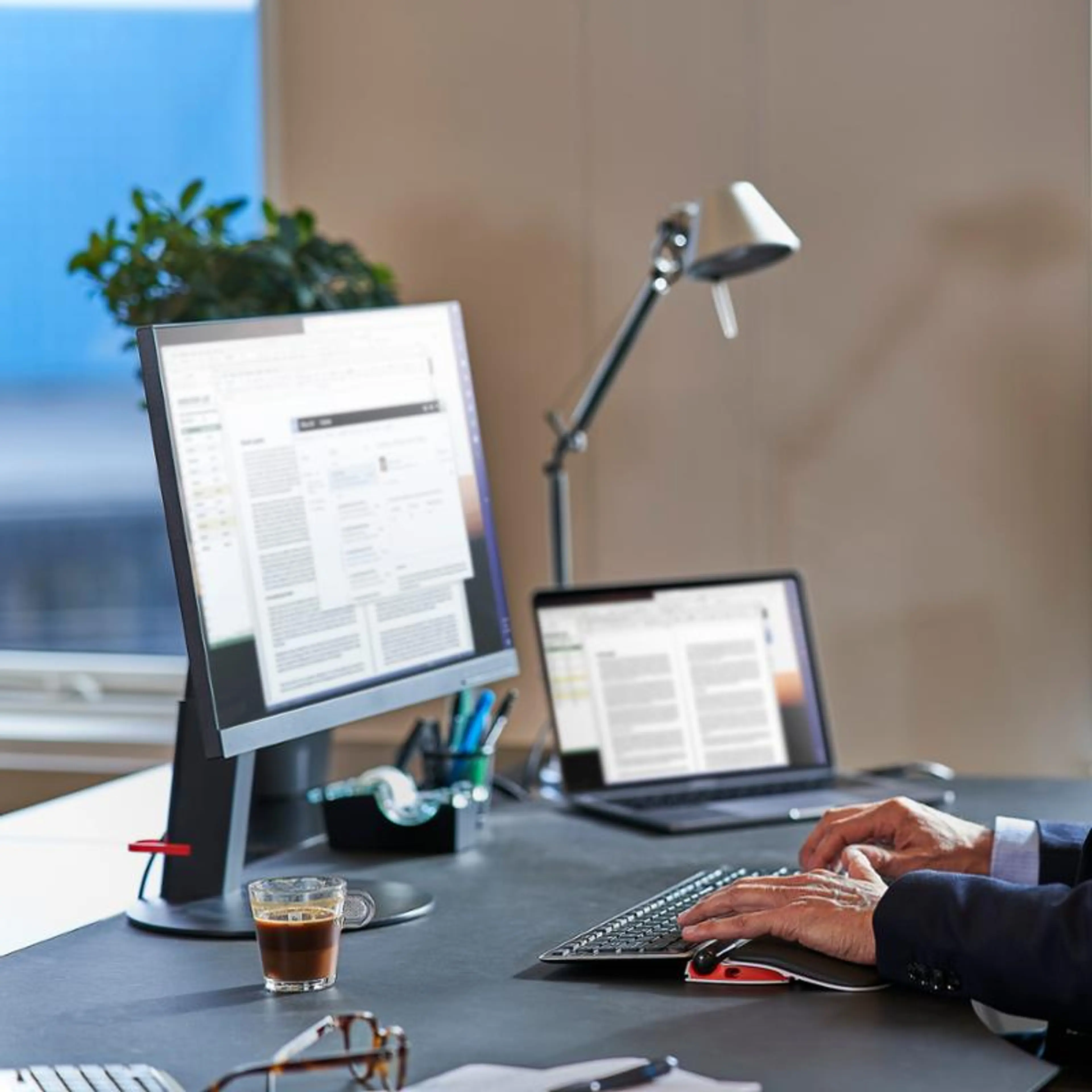 Mann på kontor med Rollermouse Red Plus