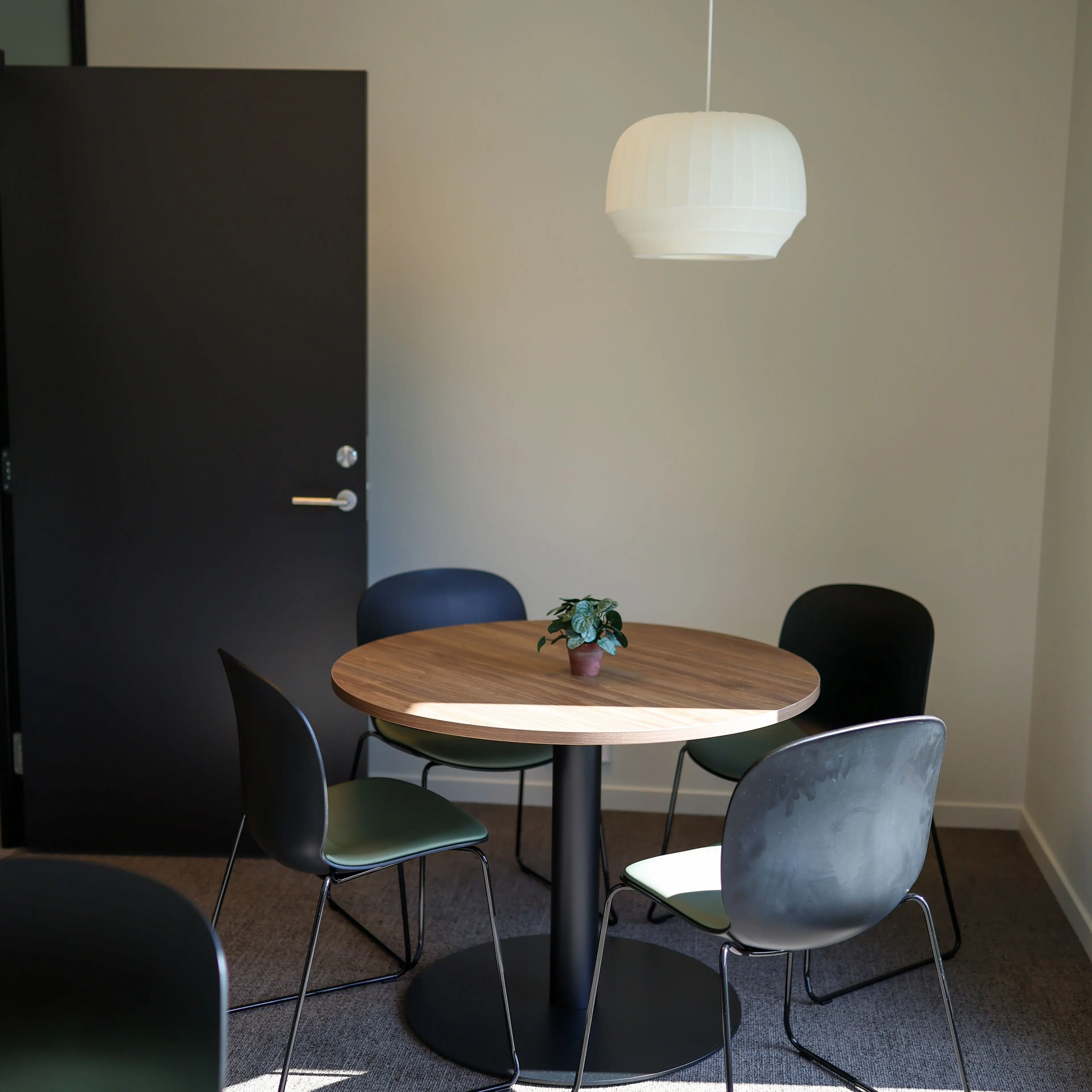 Stoler og et rundt bord