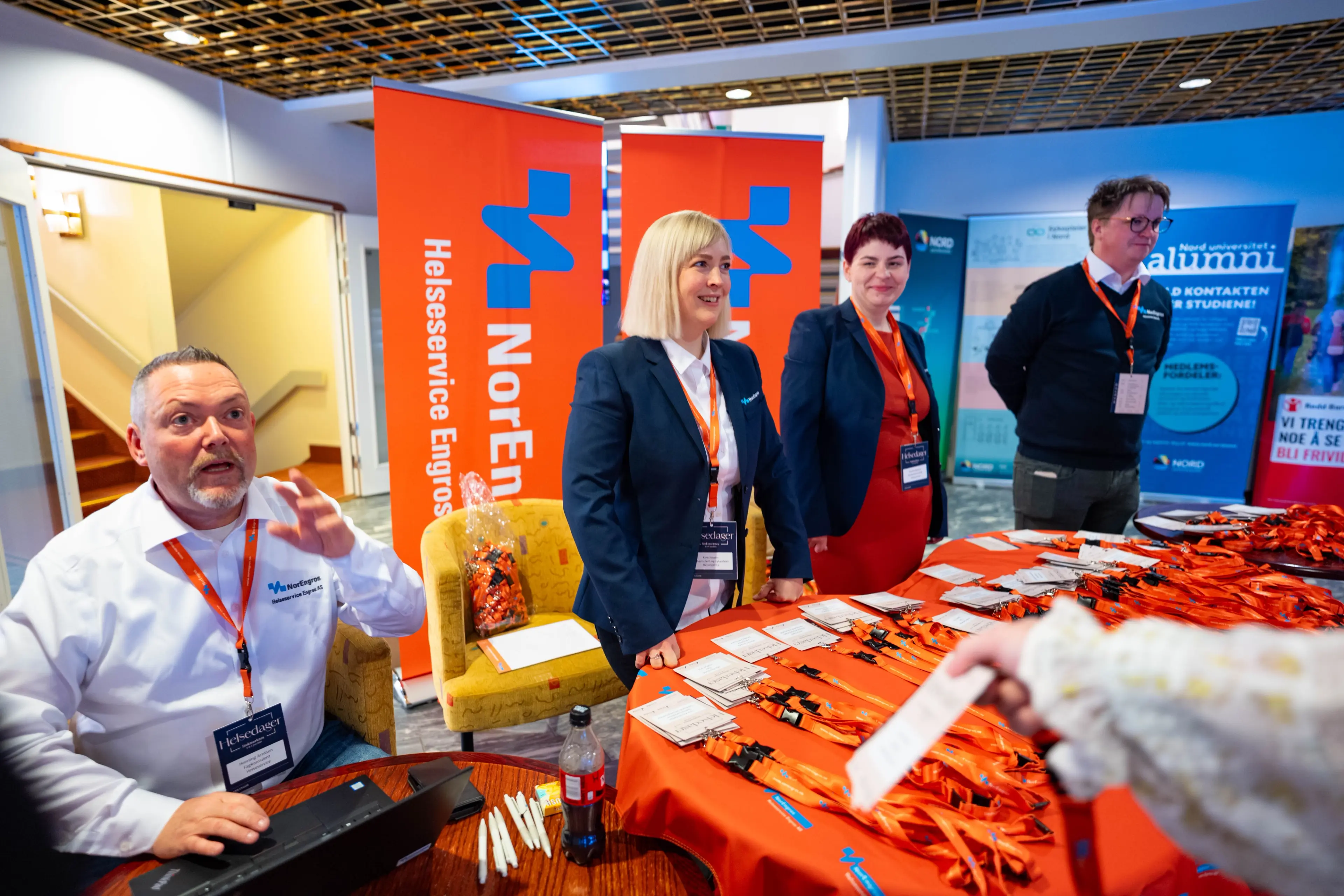 Fire ansatte i Helseservice registrerer deltakere