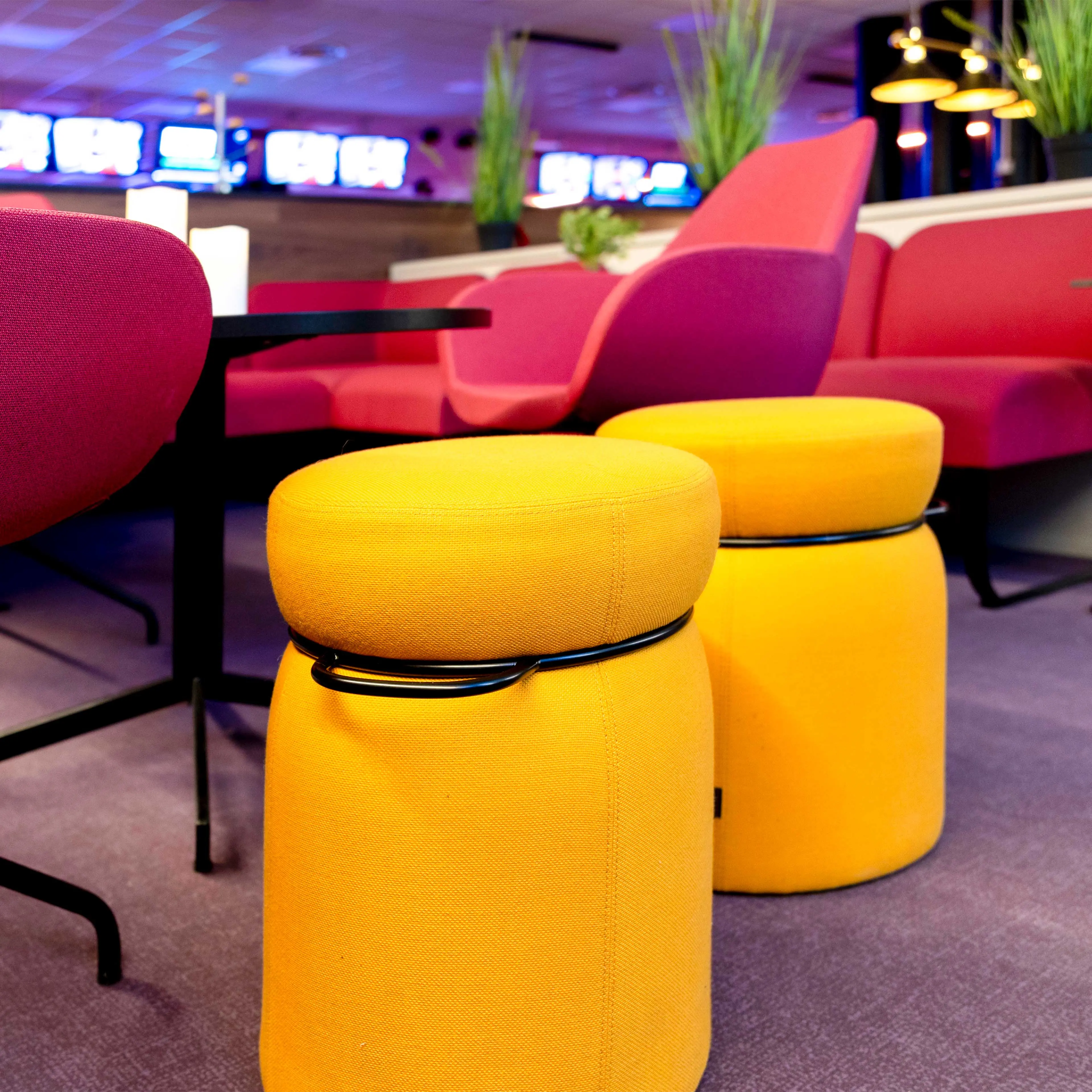 Møbler i sterke farger til Narvik Bowling