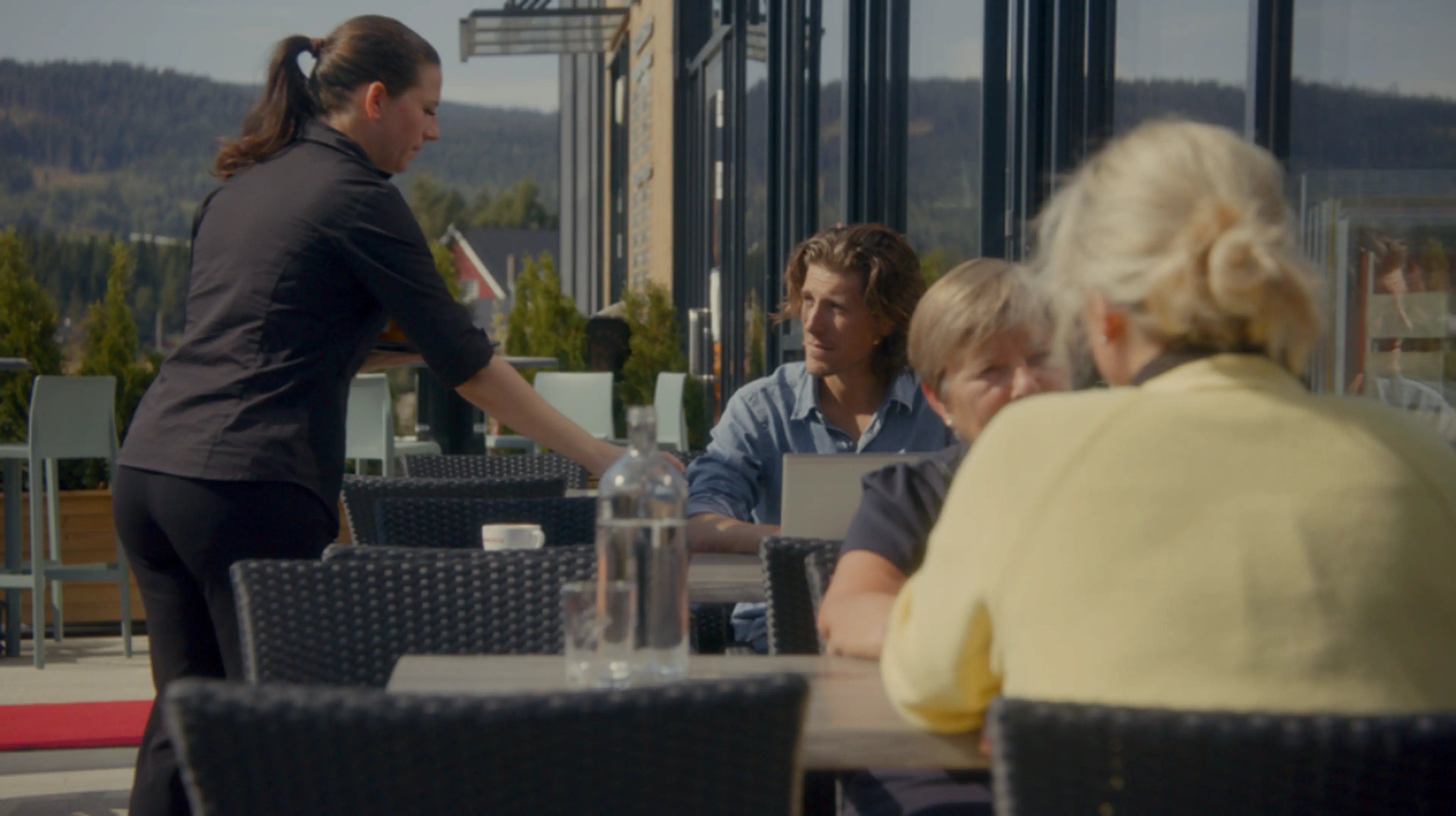 Servitør som serverer gjester på restaurenten Gamle Oppland
