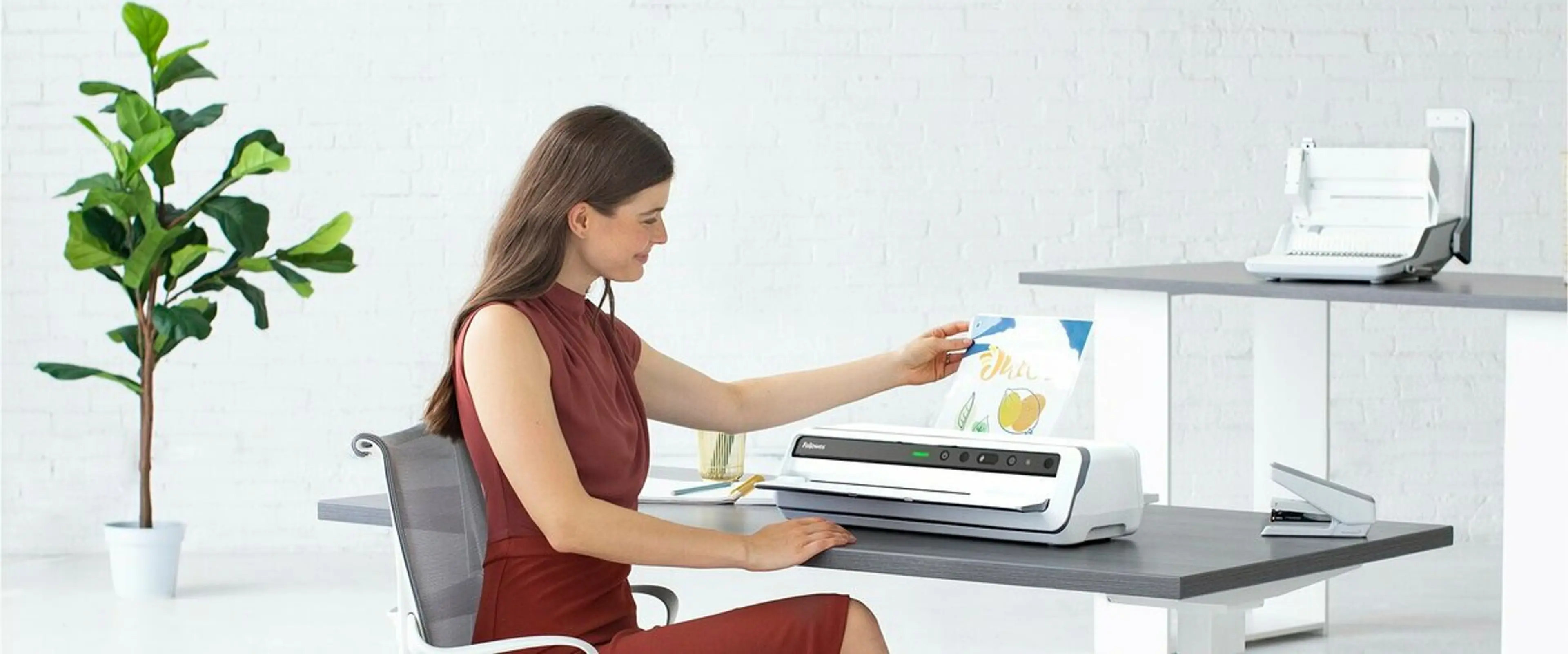 Kvinne som laminerer et dokument