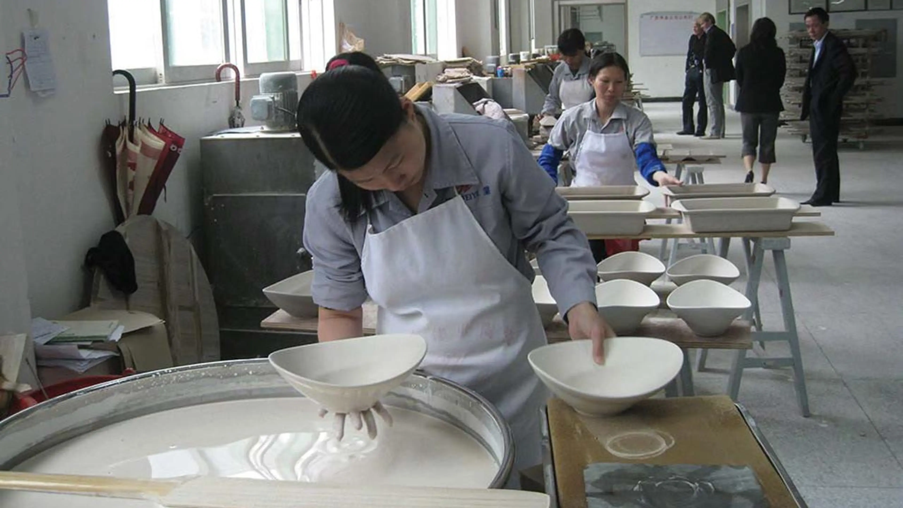 Arbeider lager boller på fabrikk