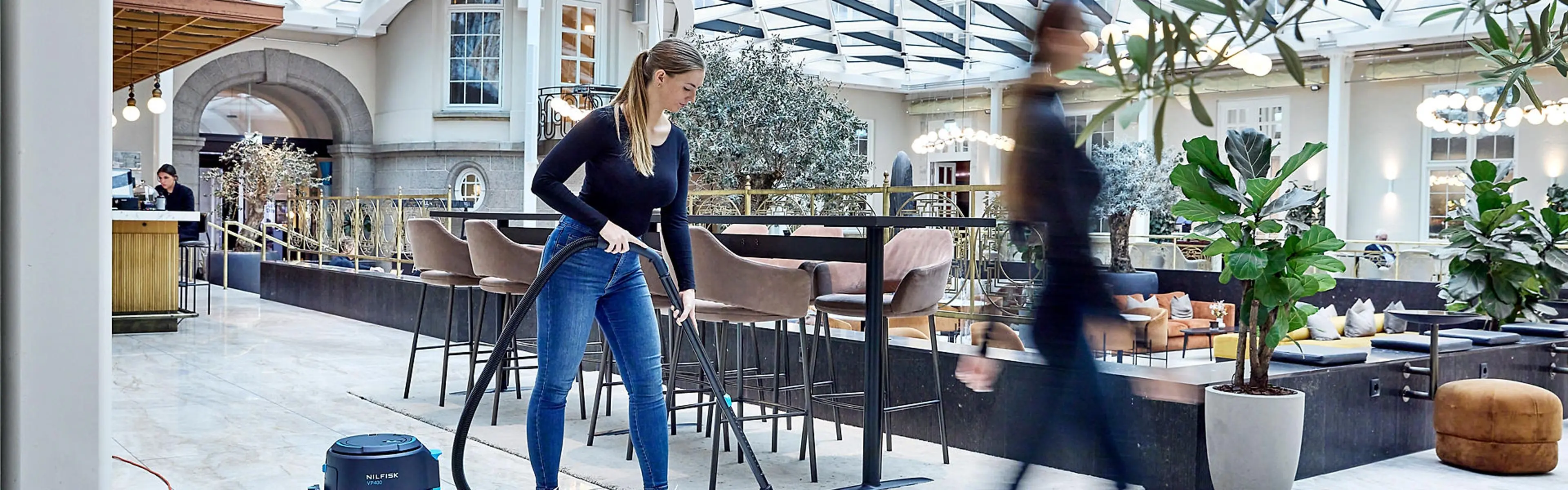 Person støvsuger på hotell