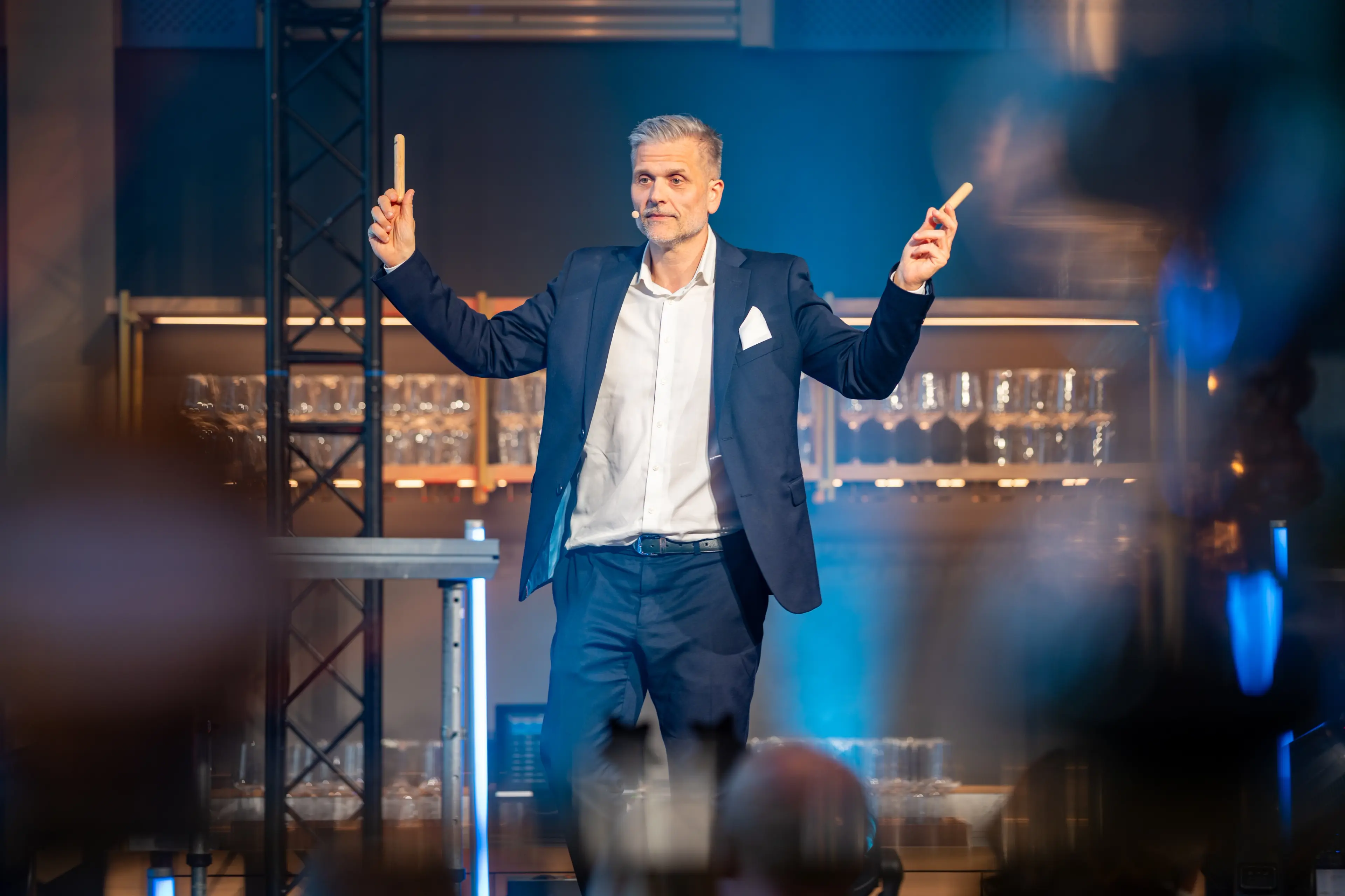 Konferansier Ronny Fyhn Hansen holder opp to pinner under jubileumsmiddagen på Quality Hotel Richard With under Helsedagene 2025.