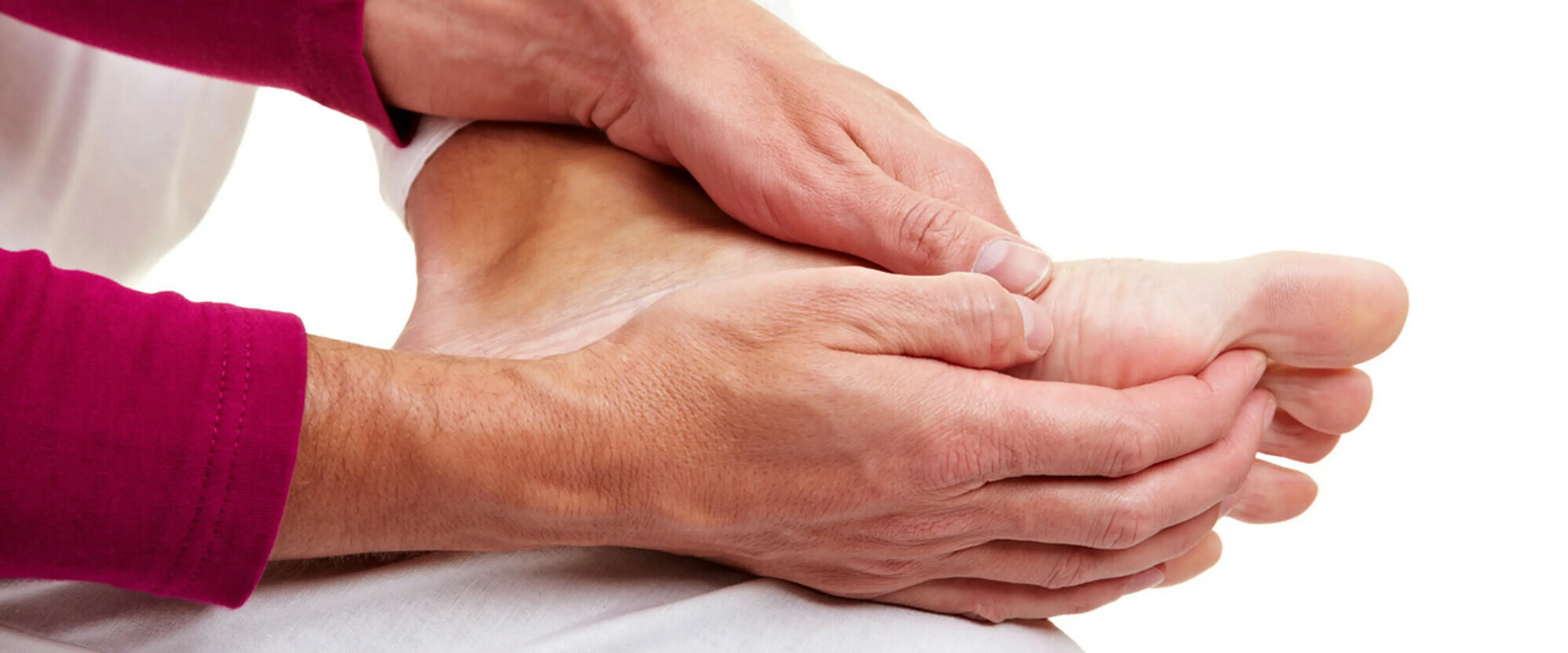 Hender som holder rundt føtter