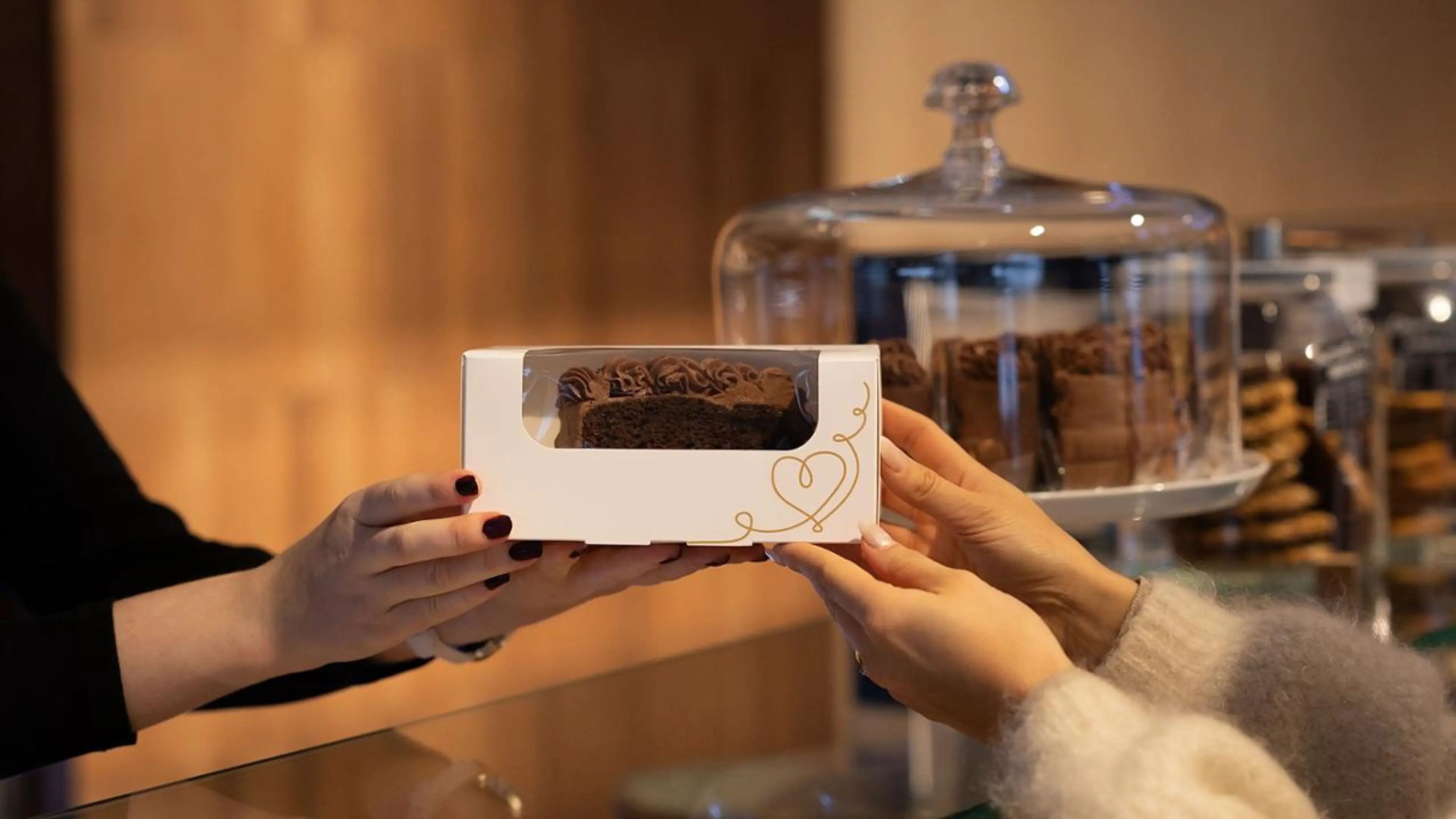 Serverer kake over disk i Stund kakeeske