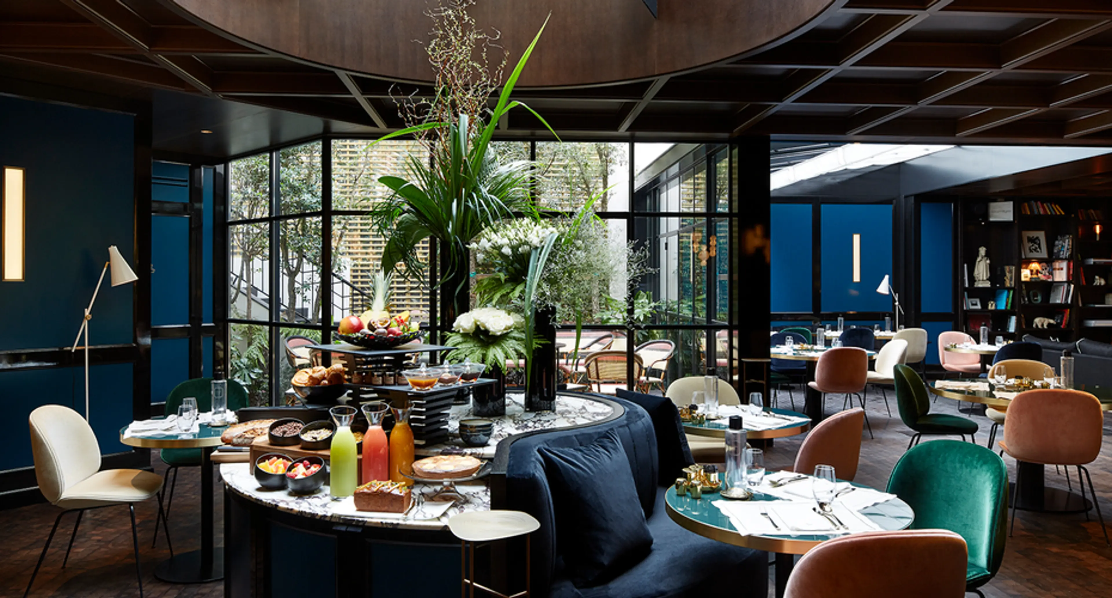 En hotellrestaurant skal ofte ha flere funksjoner - blant annet skal den fungere som frokostsal, restaurant og kanskje også bar om kveldene. Foto: Gubi