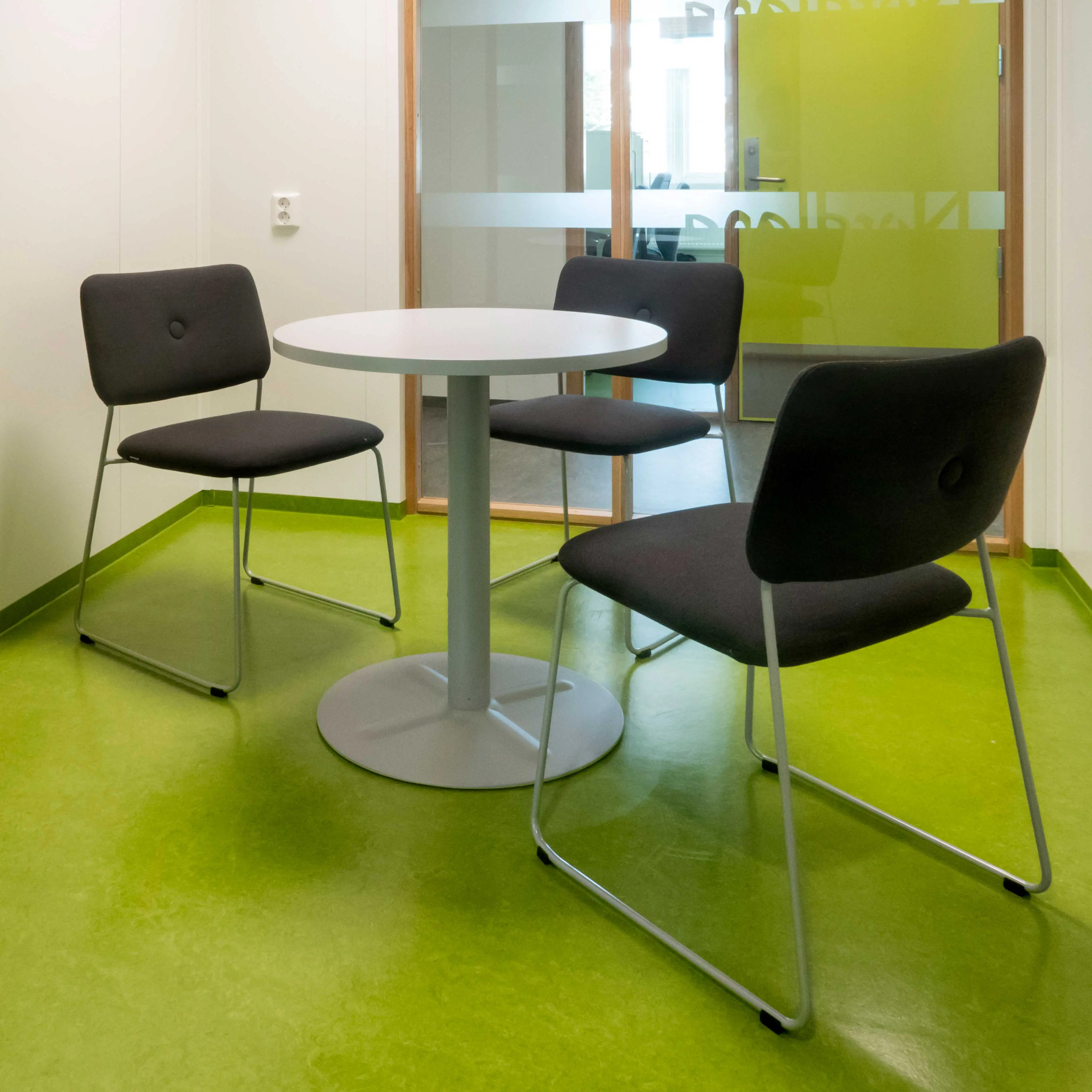 Møbler på Vest-Lofoten VGS, levert av Norengros NB Engrosd