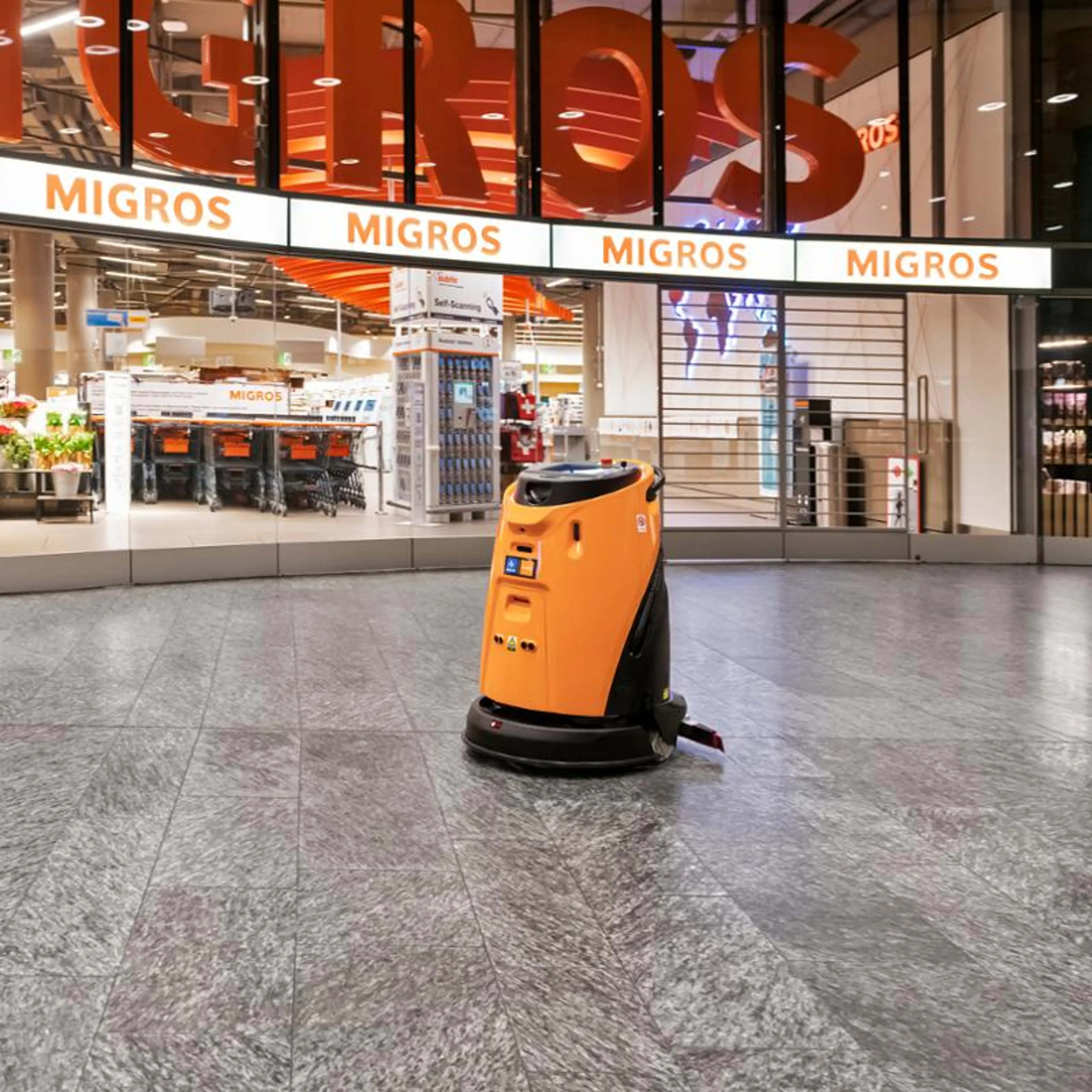 Taski Ecobot50 vasker gulvet på flyplass