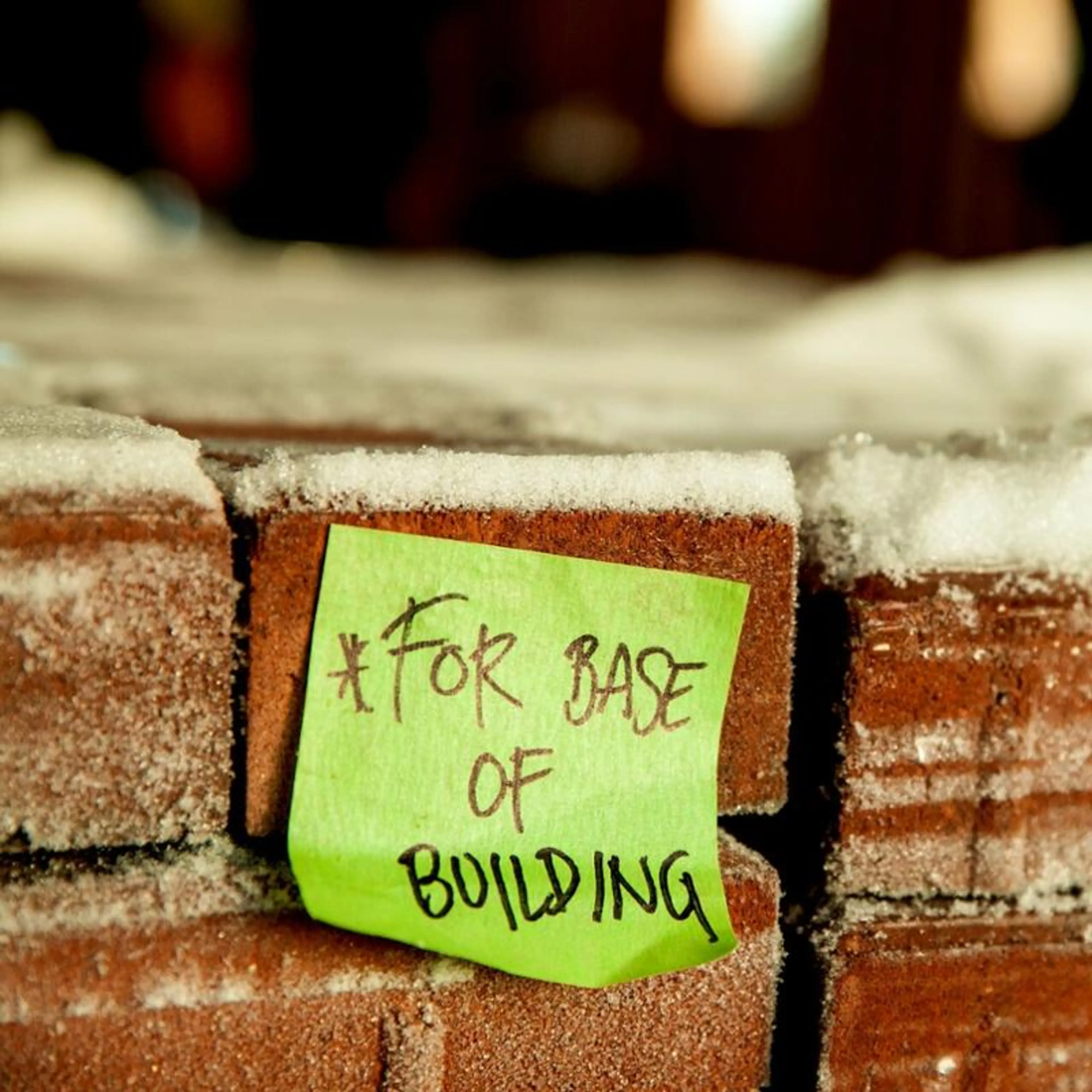 Post-it festet på murstein i tøffe og kalde omgivelser