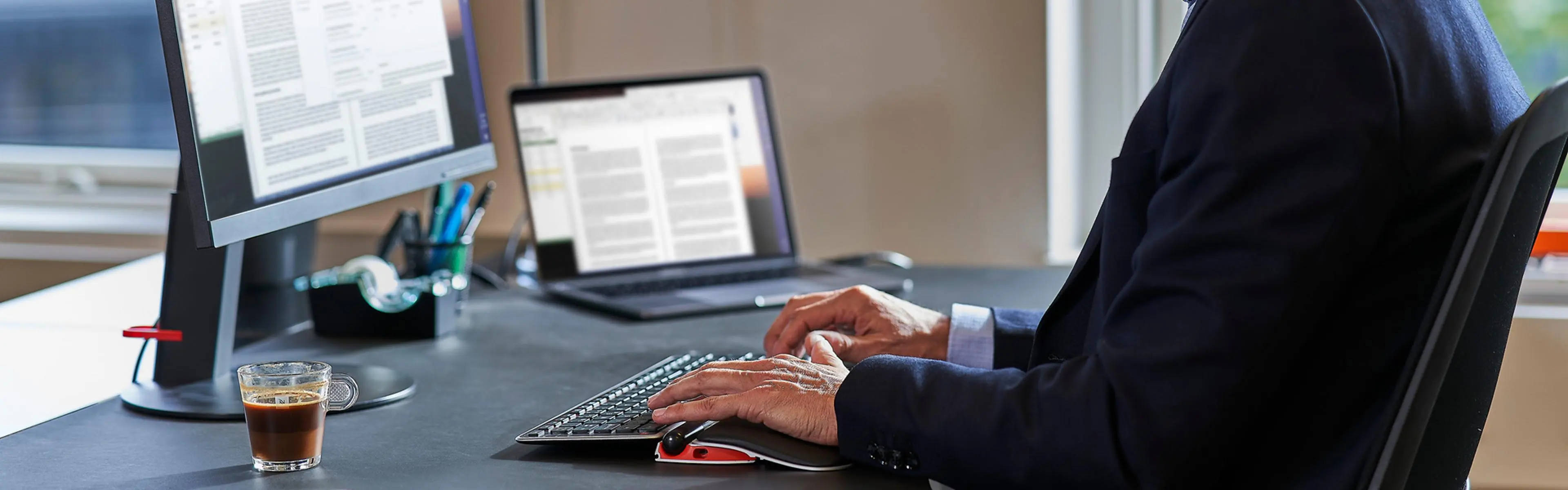 Mann på kontor med Rollermouse Red Plus