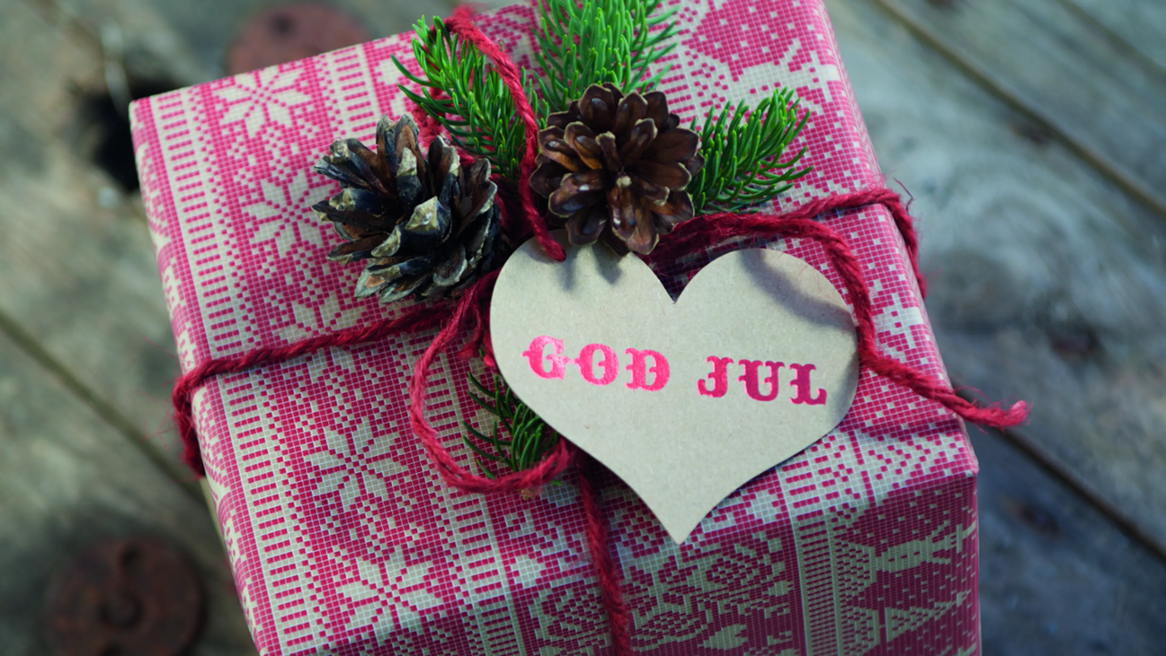 Gave pakket inn i julepapir