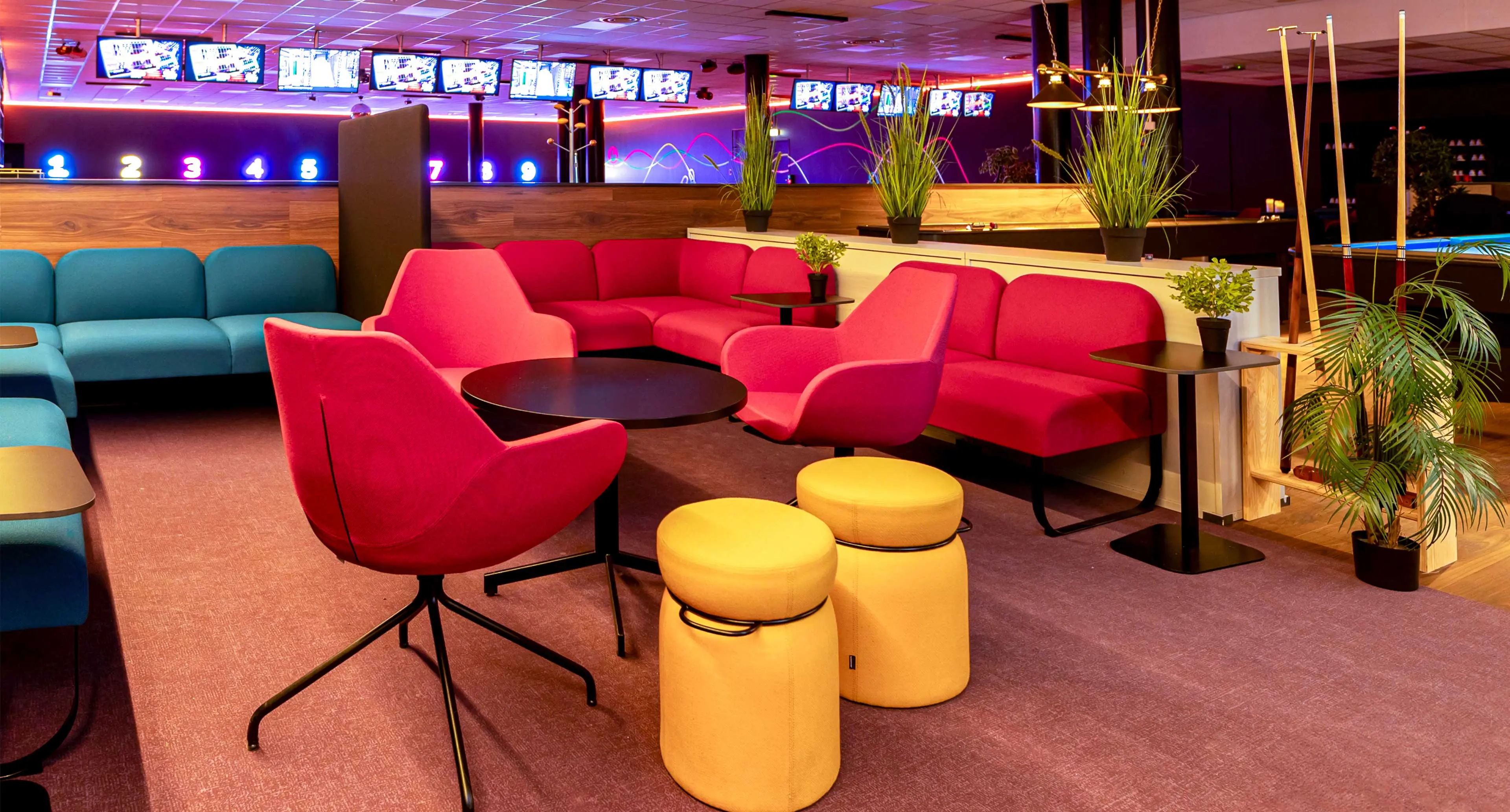 Møbler i sterke farger til Narvik Bowling