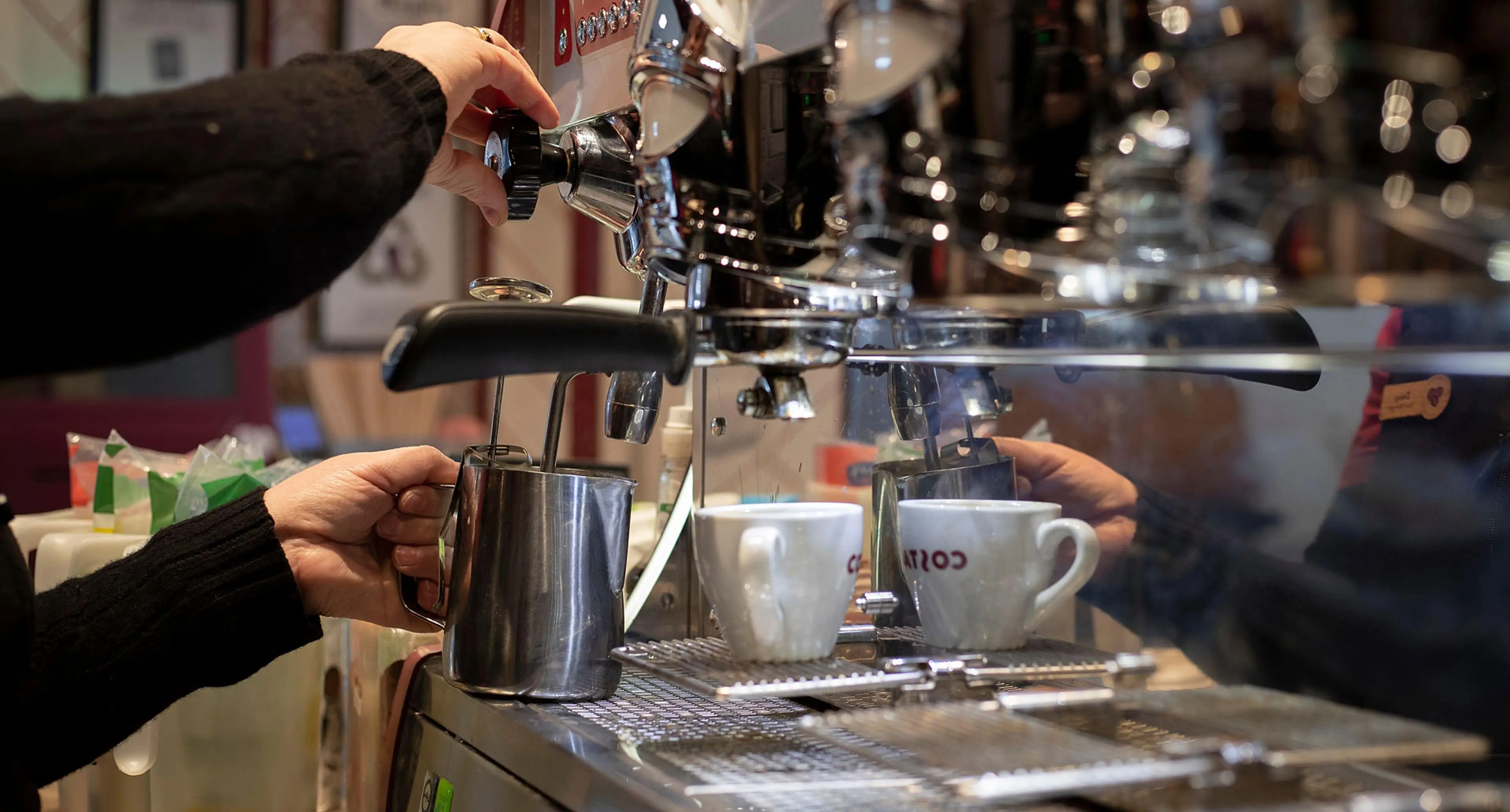 Barista som lager kaffe på en kaffemaskin