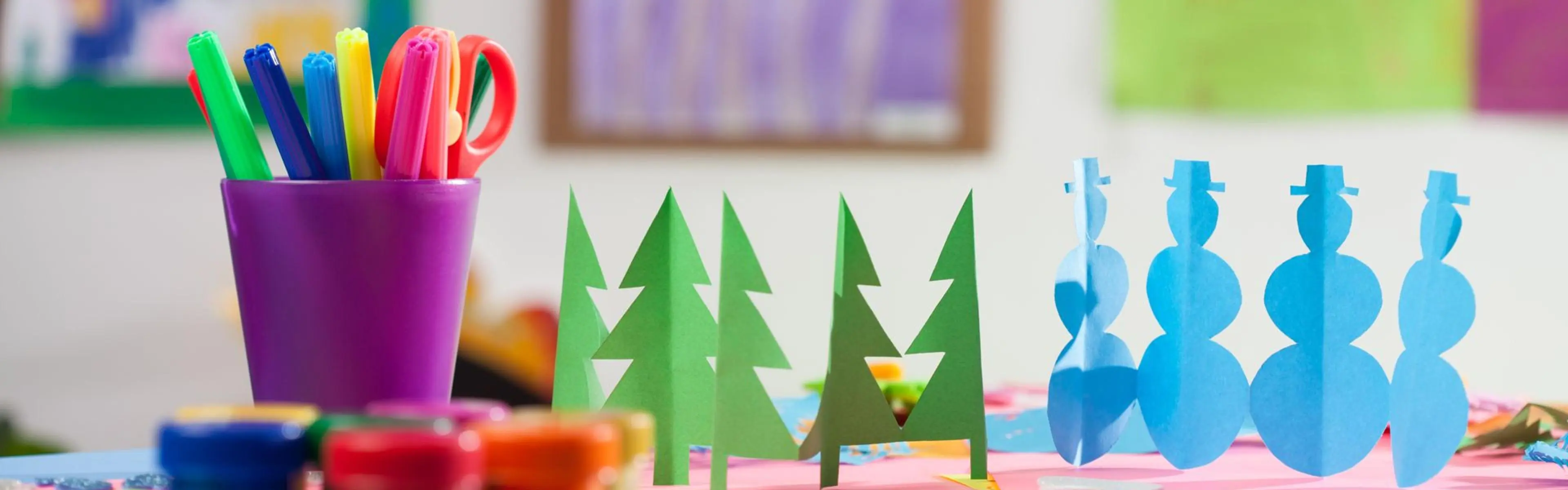 Bord i barnehage med pynt