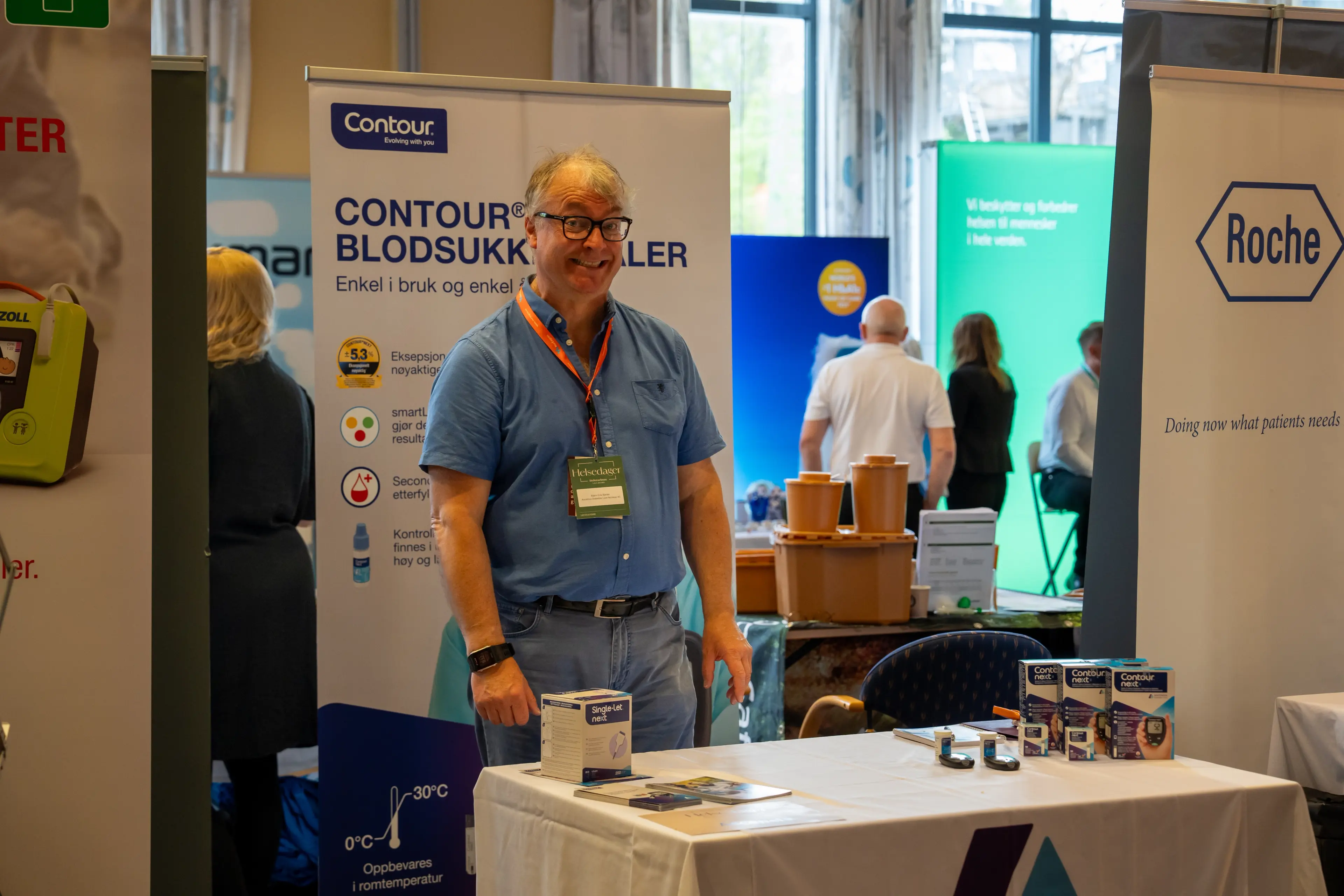 Bjørn Erik Bjerke fra Ascensia står ved egen messebod og smiler