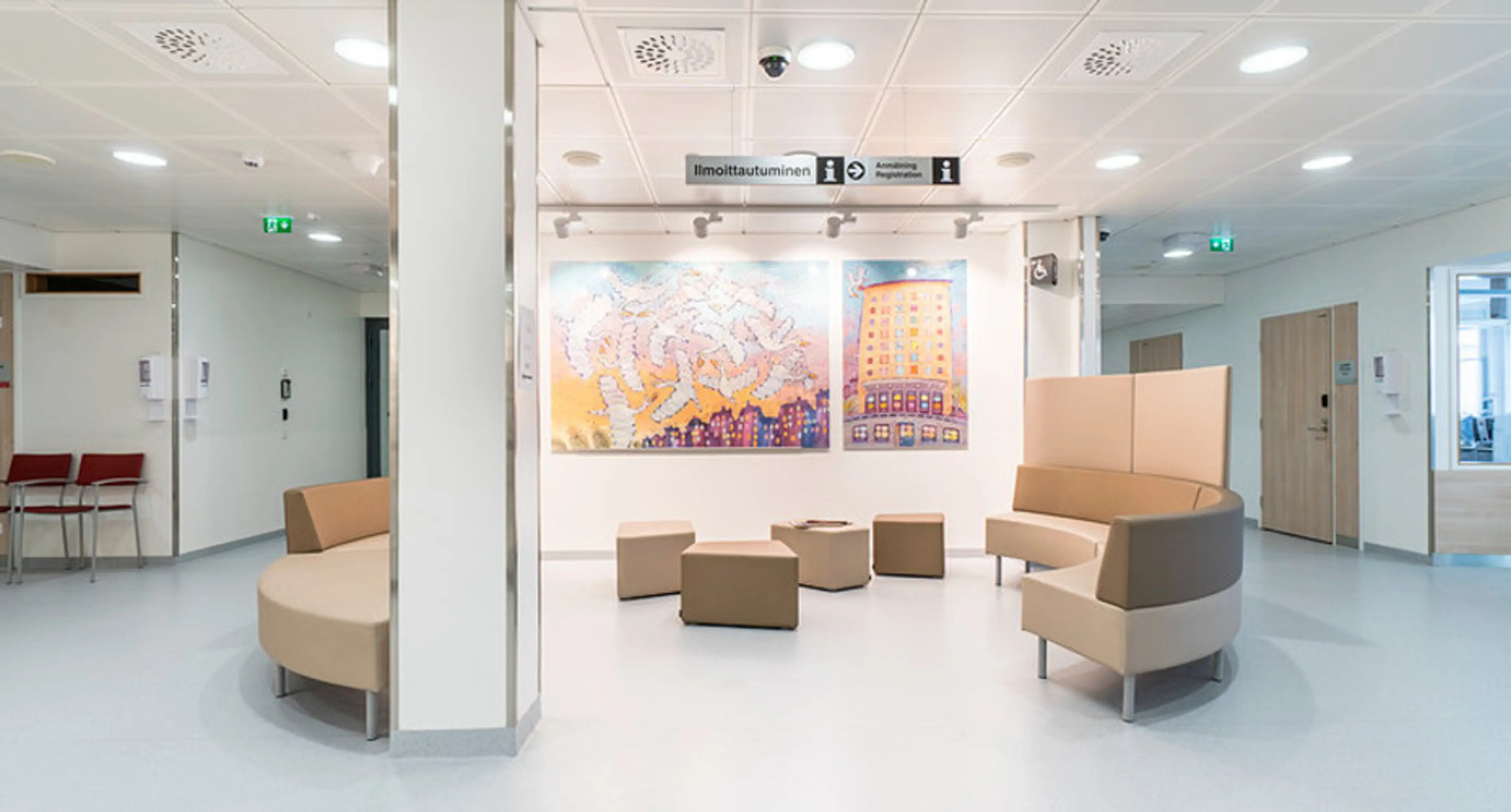 Venteværelse på sykehus med antibakterielle møbler.