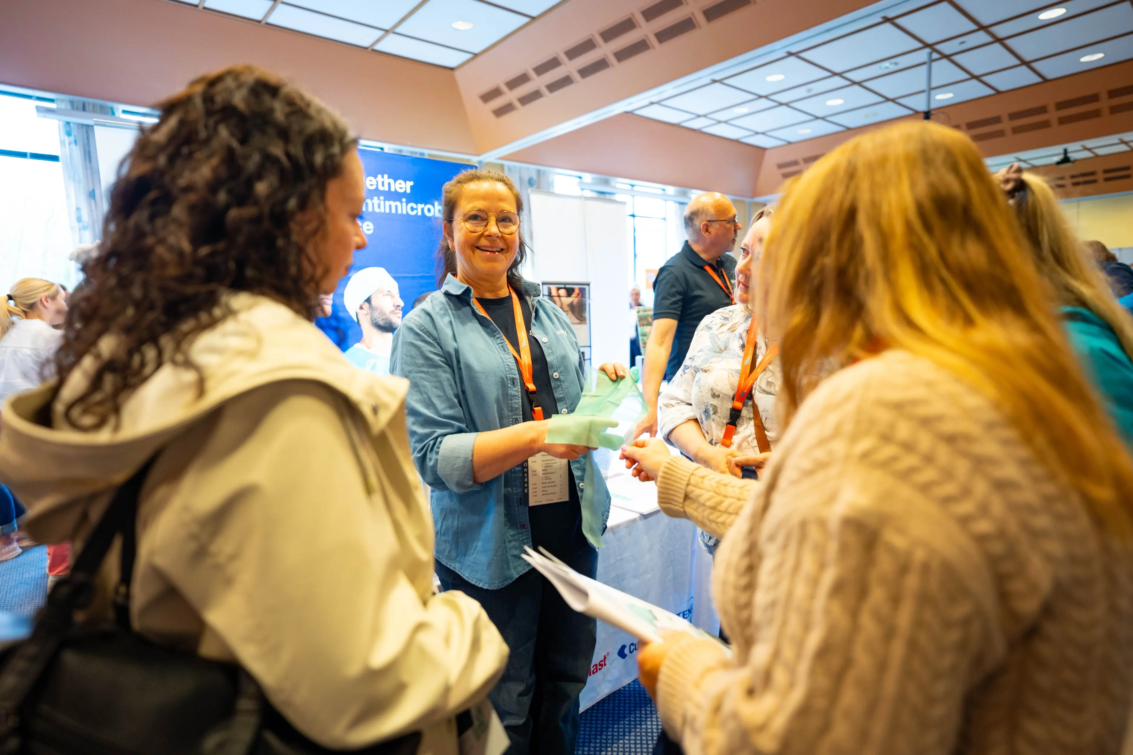 Leverandør viser frem produkt og snakker med deltakere på standen under Helsedagene 2025.