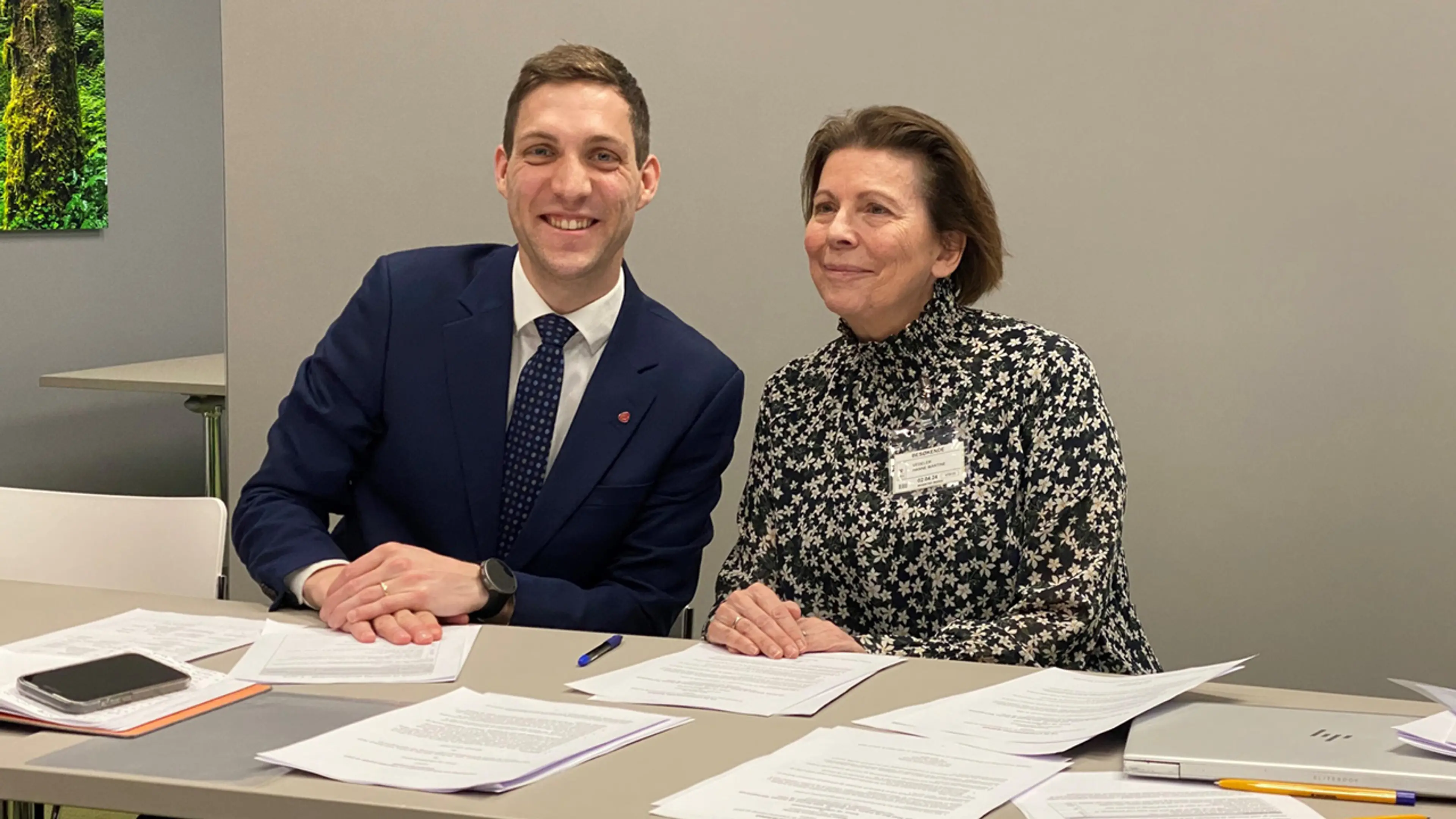 Kjededirektør Hanne Vedeler og Klima- og miljøminister Andreas Bjelland Eriksen signererer tilslutningserklæring til Plastpartnerskapsavtalen.