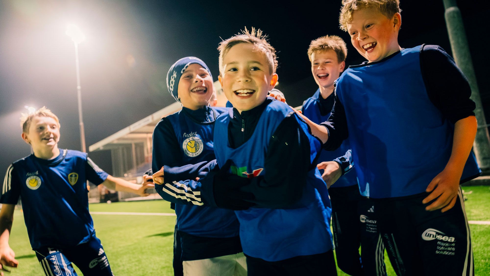 Lykkelige barn som løper over gresset